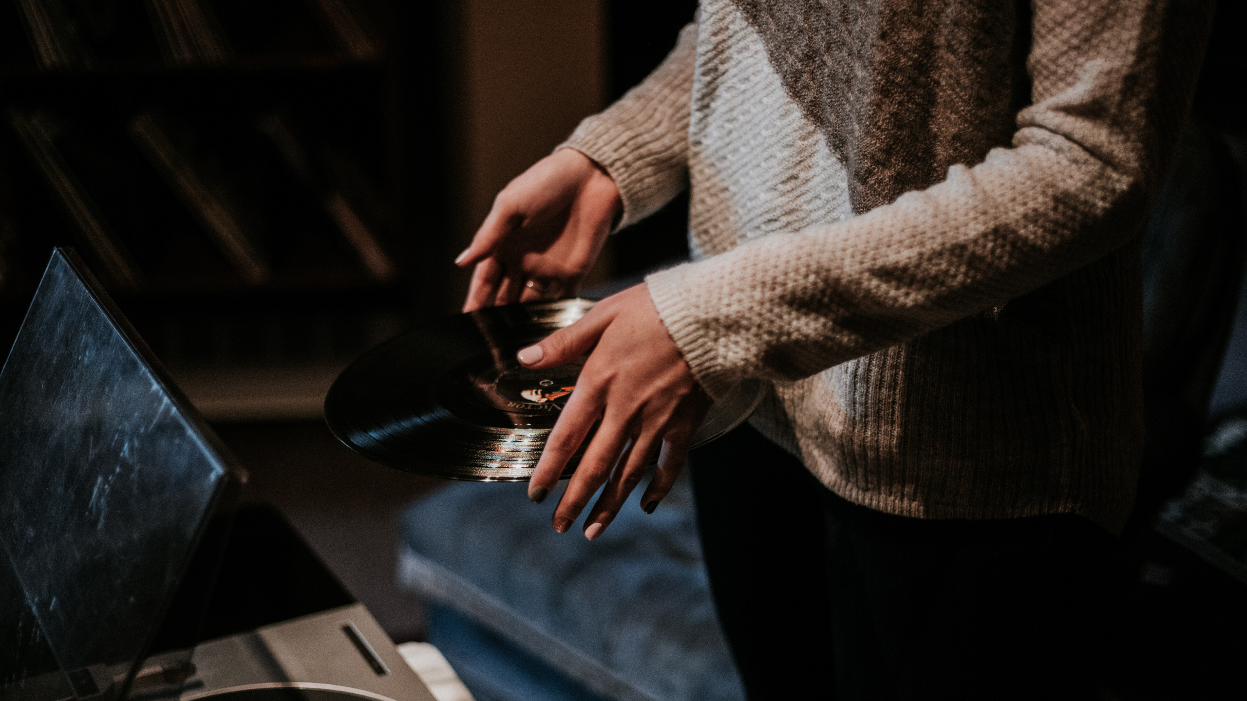 Обои музыка, электронное устройство, мех, Представление, День Музыкального Магазина в разрешении 2560x1440