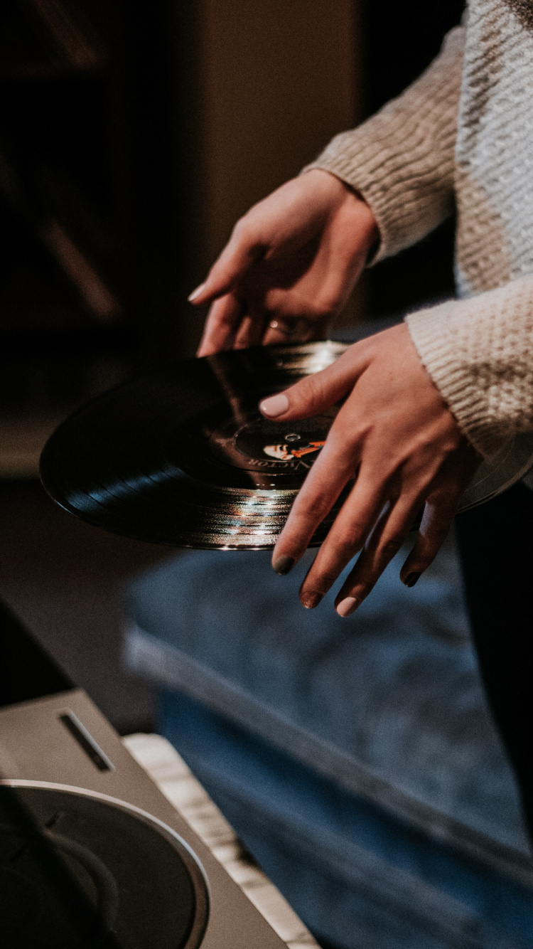 Обои музыка, электронное устройство, мех, Представление, День Музыкального Магазина в разрешении 750x1334