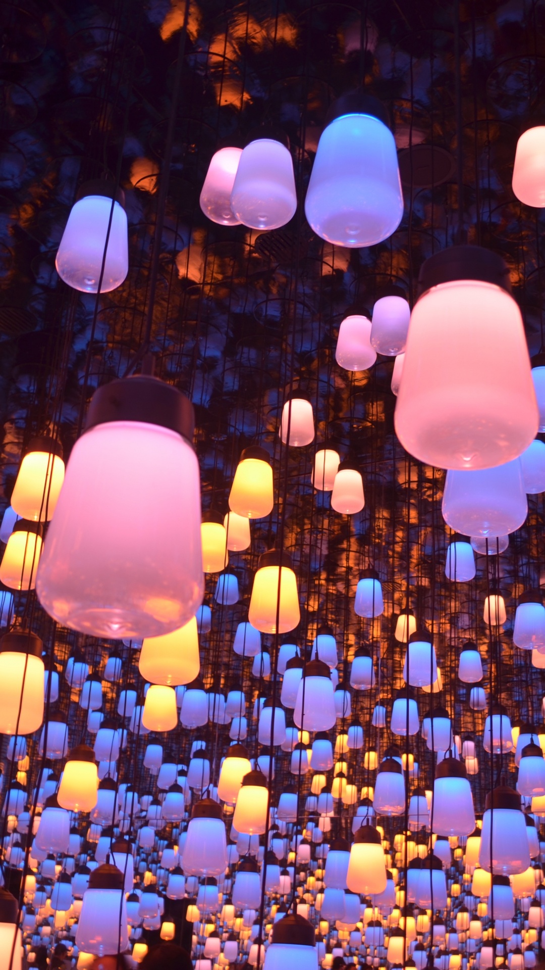 Обои освещение, фонарь, свет, пурпур, толпа в разрешении 1080x1920