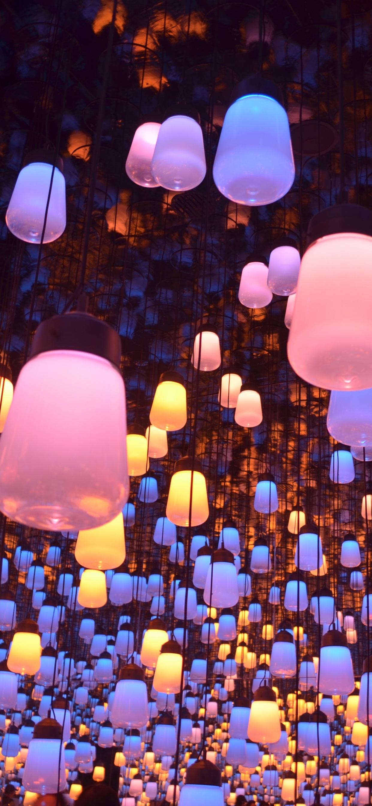 Обои освещение, фонарь, свет, пурпур, толпа в разрешении 1242x2688