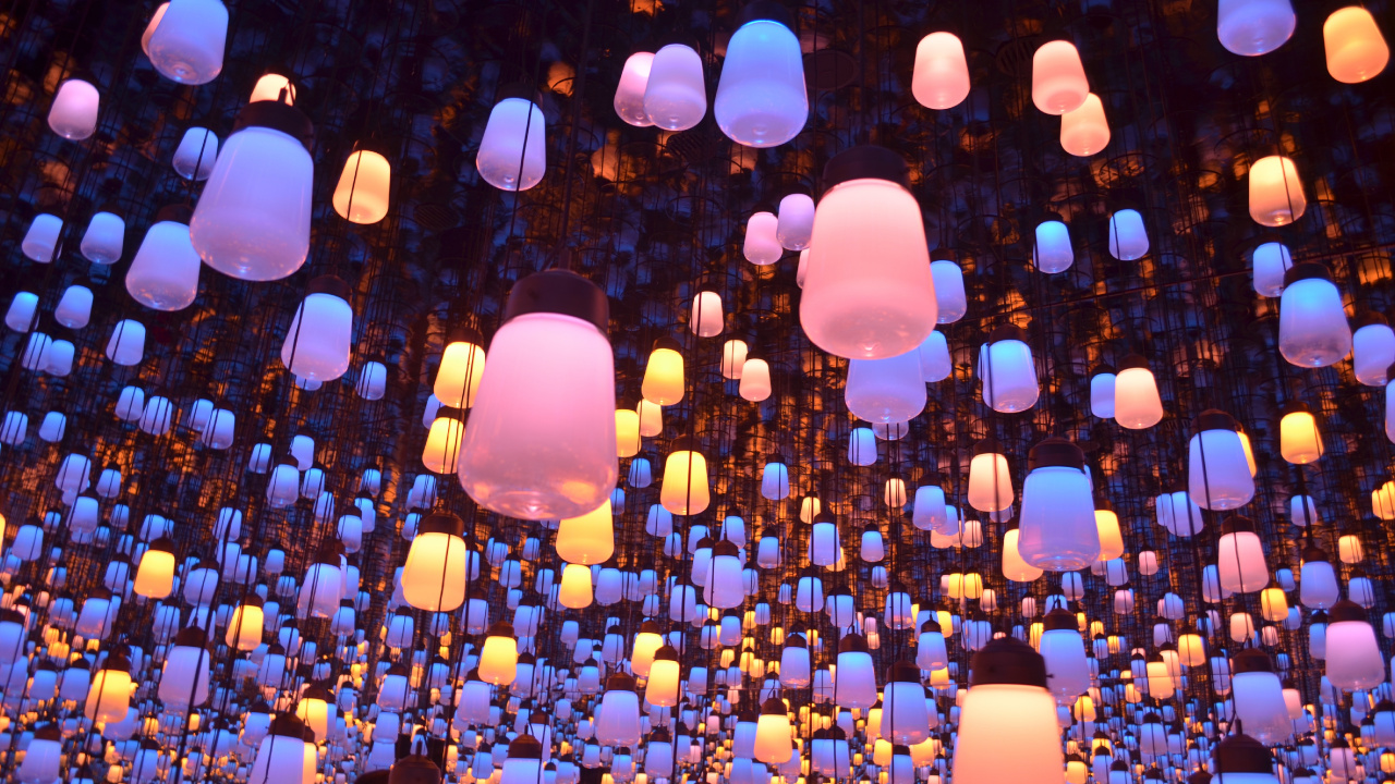 Обои освещение, фонарь, свет, пурпур, толпа в разрешении 1280x720