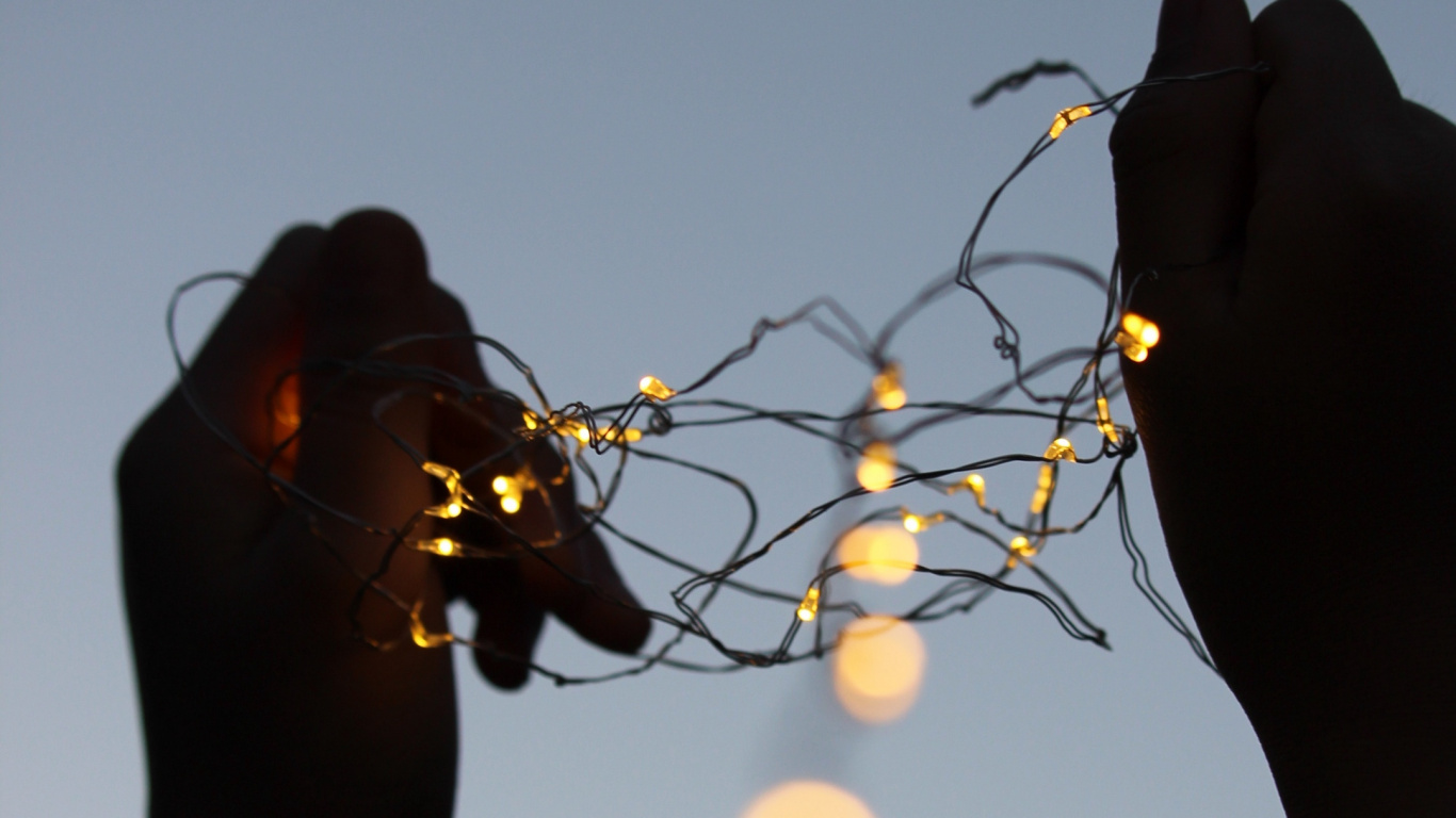 Обои гирлянда, Рождественские огни, свет, желтый, Рождество в разрешении 1366x768