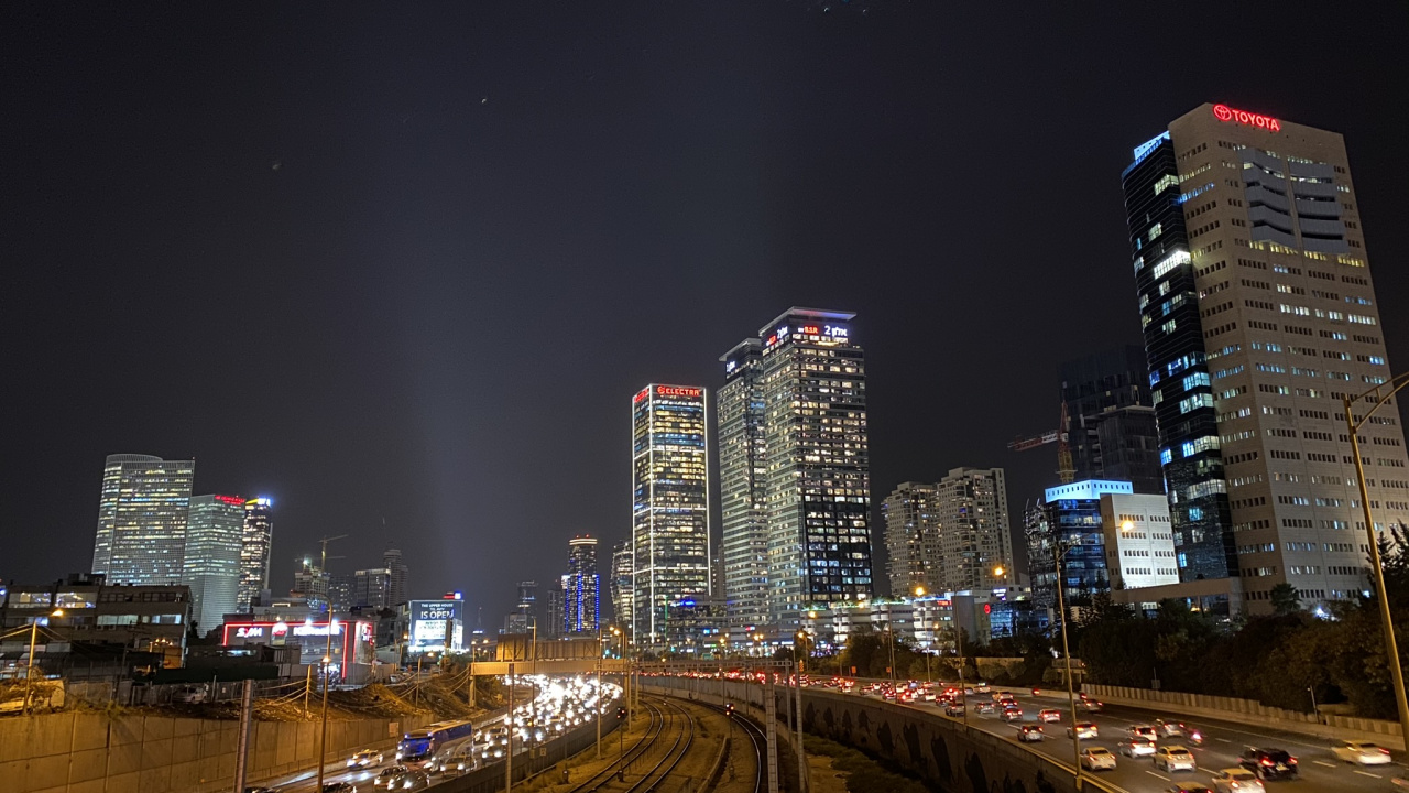 Обои ночь, дорога, башня, инфраструктура, город в разрешении 1280x720