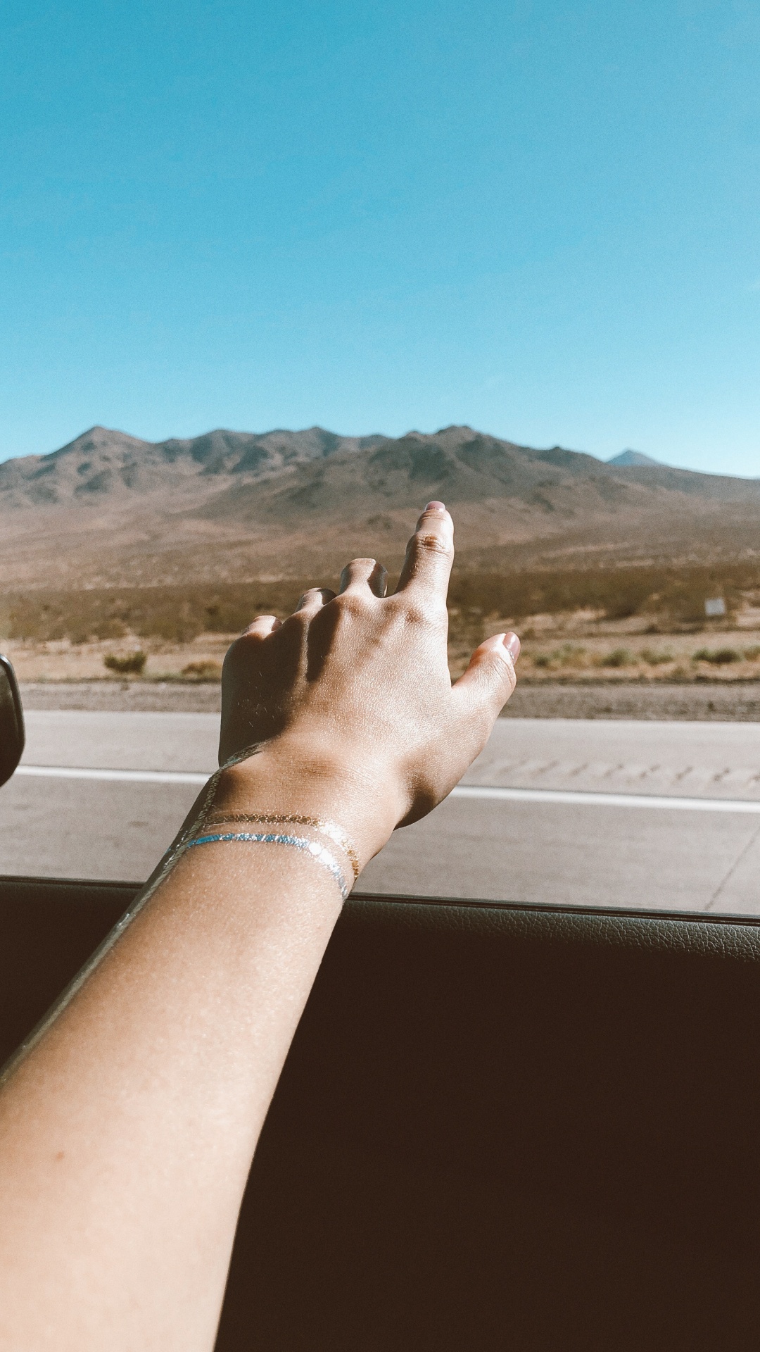 Обои десерт, автомобильное зеркало, палец, горный рельеф, наручные в разрешении 1080x1920