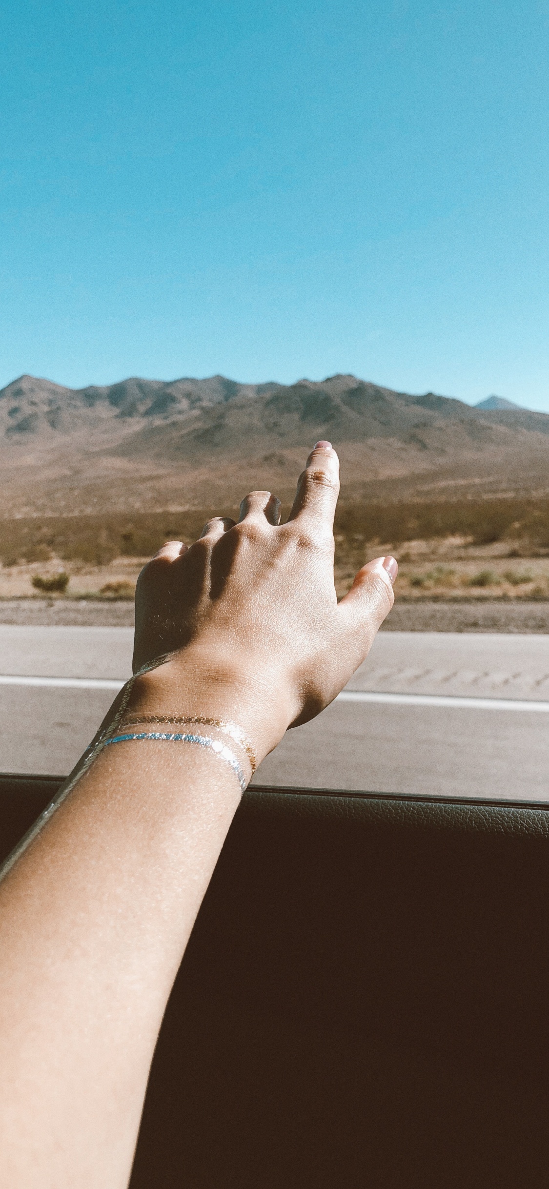 Обои десерт, автомобильное зеркало, палец, горный рельеф, наручные в разрешении 1125x2436