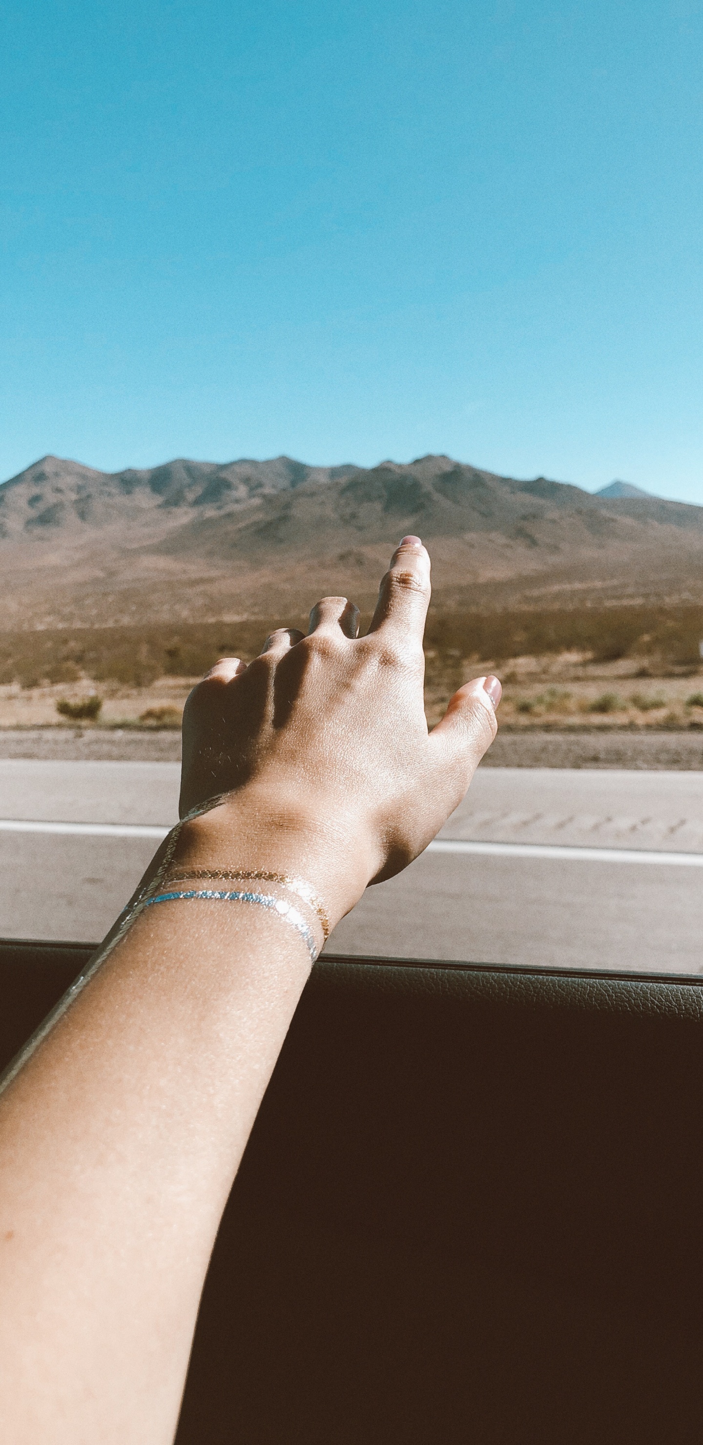 Обои десерт, автомобильное зеркало, палец, горный рельеф, наручные в разрешении 1440x2960