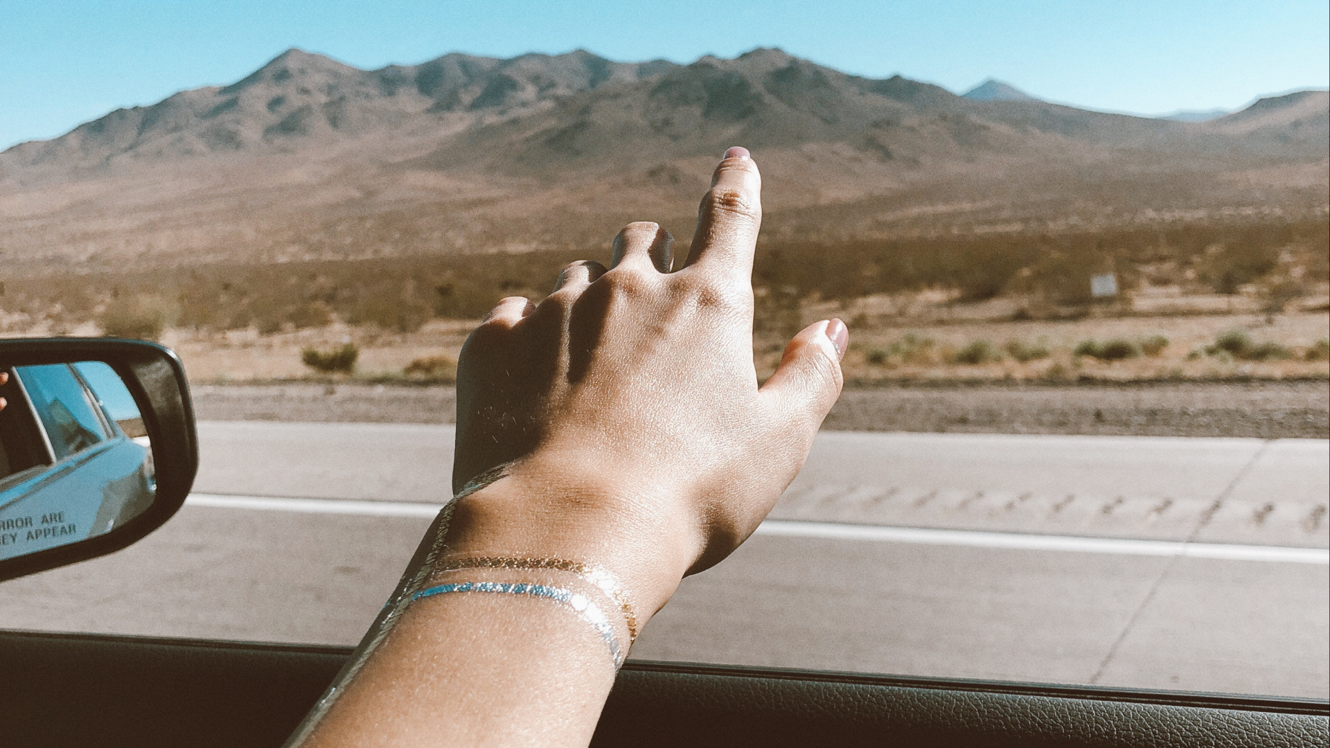 Обои десерт, автомобильное зеркало, палец, горный рельеф, наручные в разрешении 1920x1080