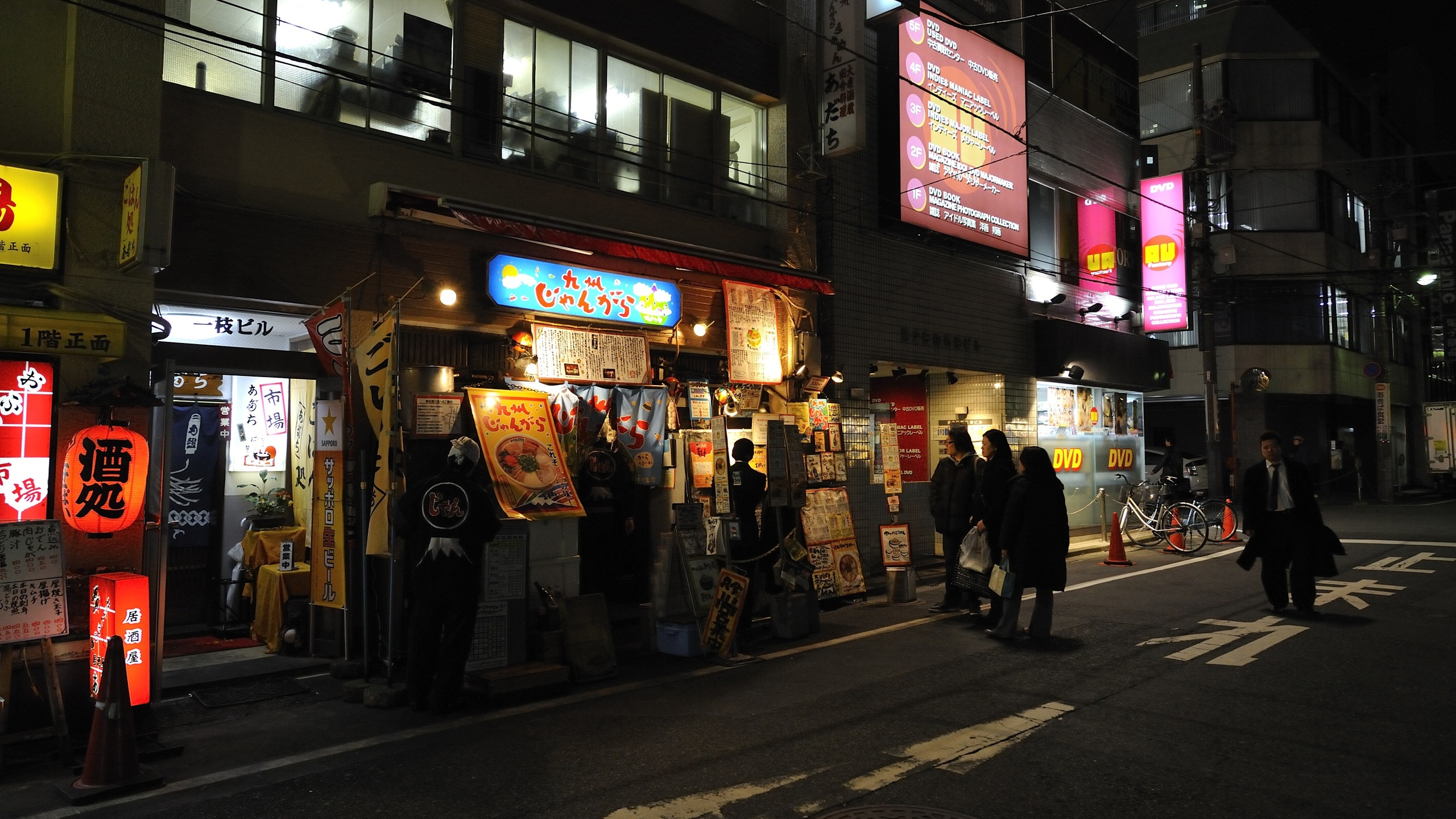 Обои ночь, улица, метрополия, пешеход, шопинг в разрешении 2560x1440