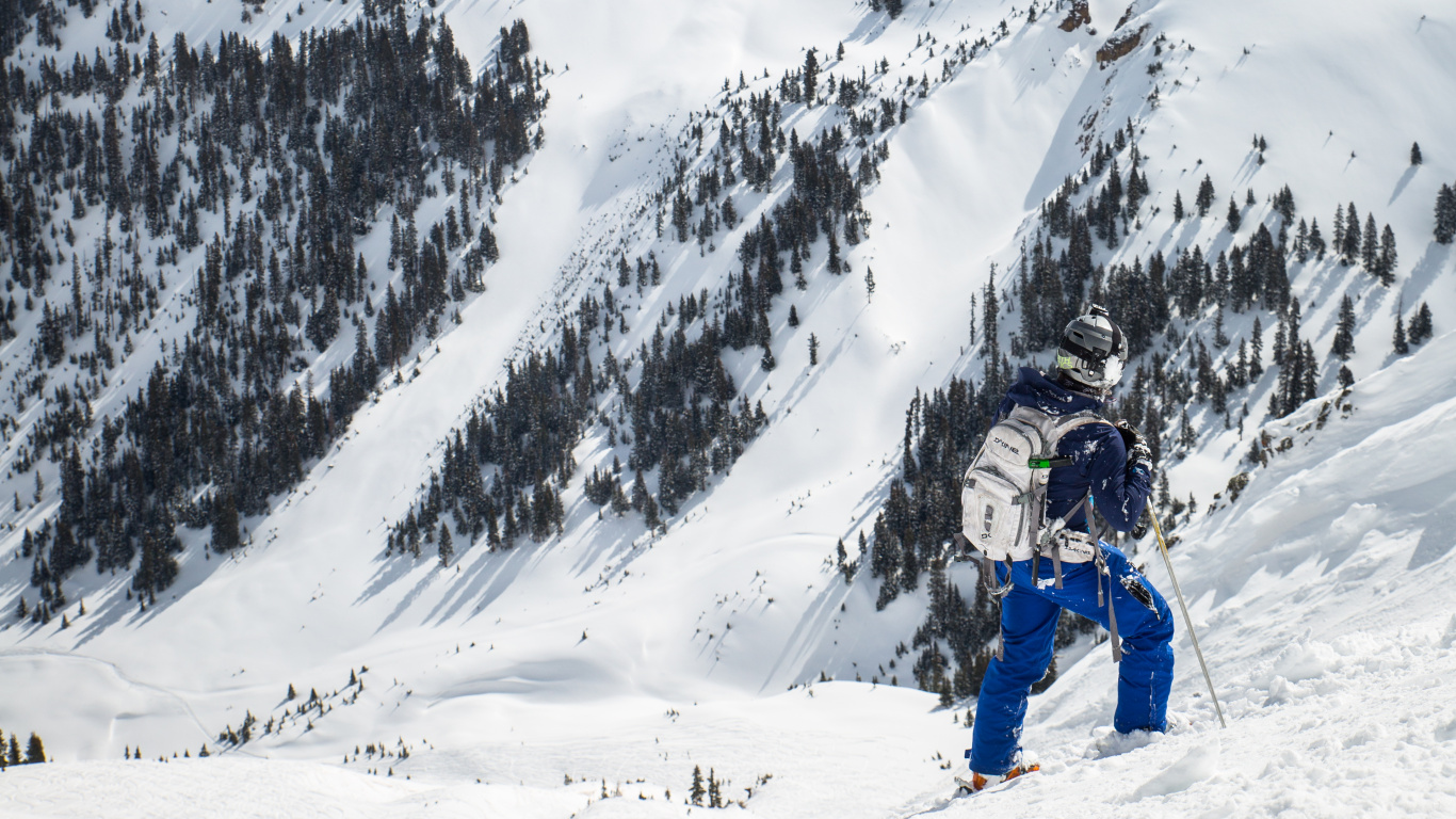 Обои лыжи, лыжня, зимние виды спорта, снег, горный рельеф в разрешении 1366x768