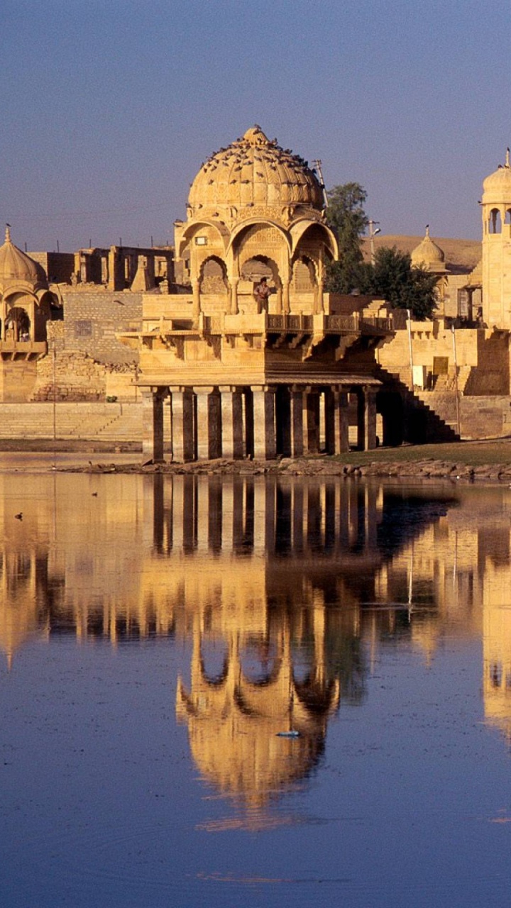 Обои янтарный форт, туризм, отражение, ориентир, историческое место в разрешении 720x1280