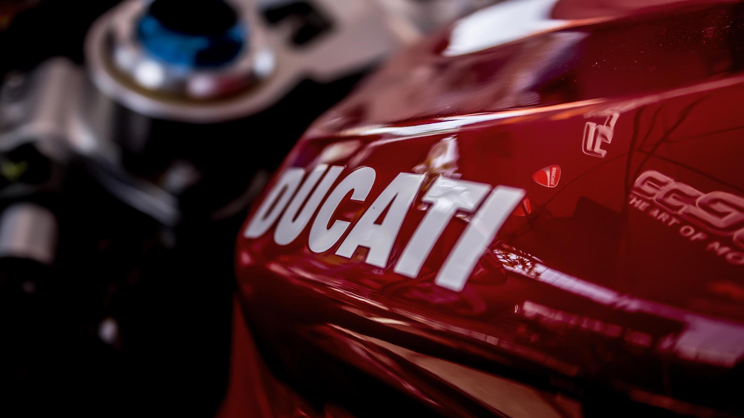 Обои ducati, мотоцикл, лого, ликер, алкоголь в разрешении 2560x1440