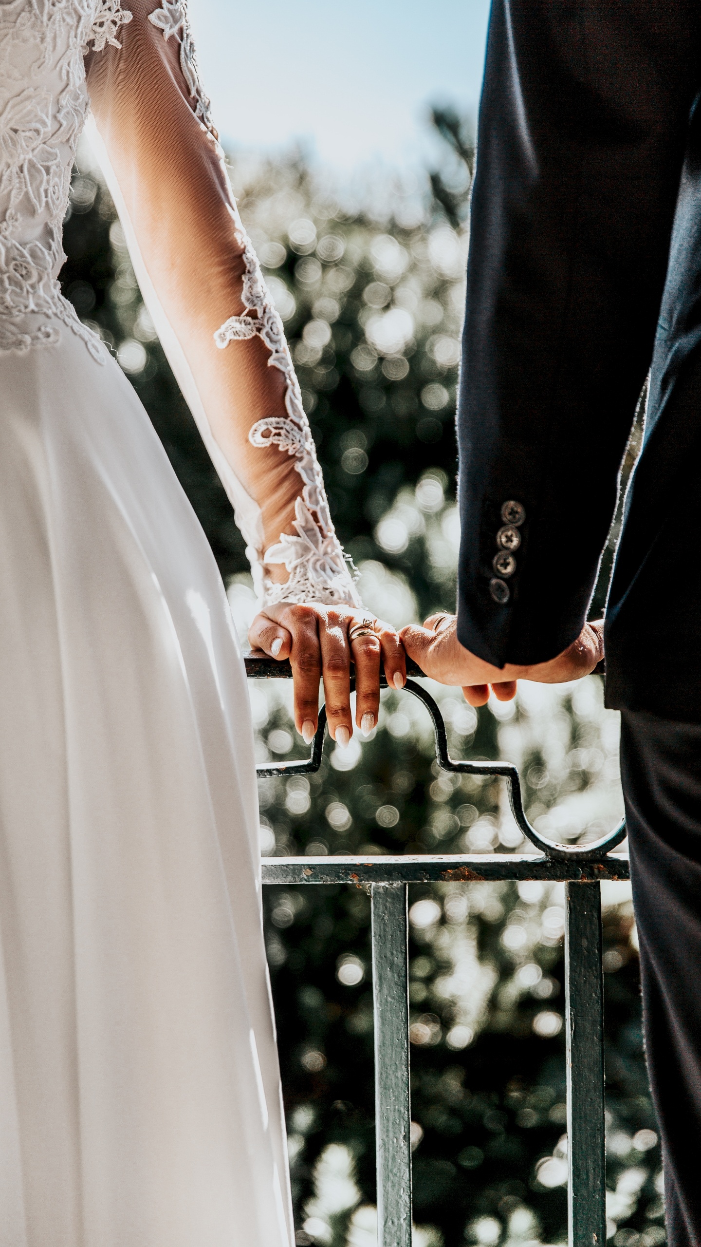 Рука в свадебном платье