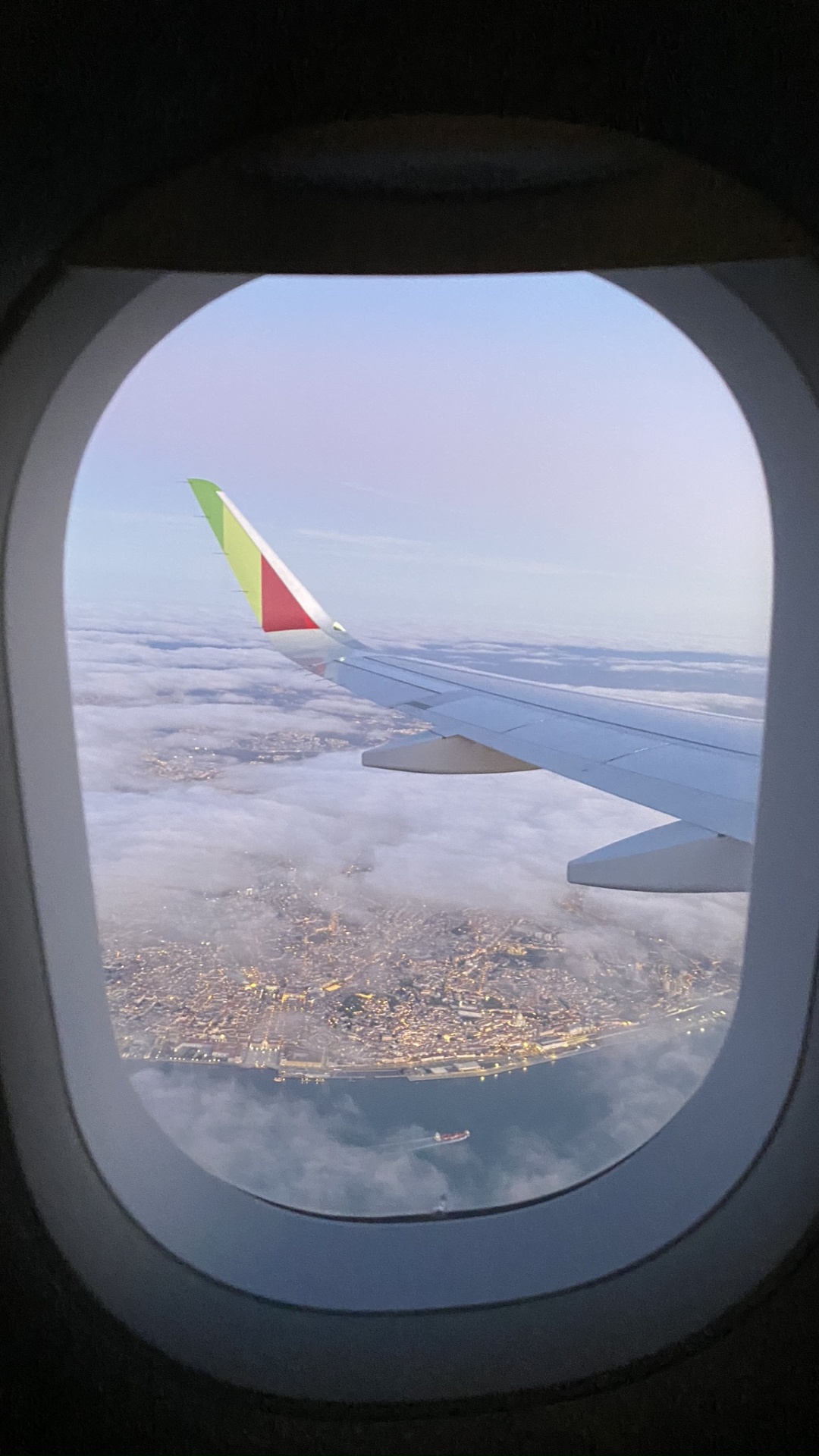 Обои атмосфера, воздушное путешествие, самолеты, авиакомпания, полет в разрешении 1080x1920