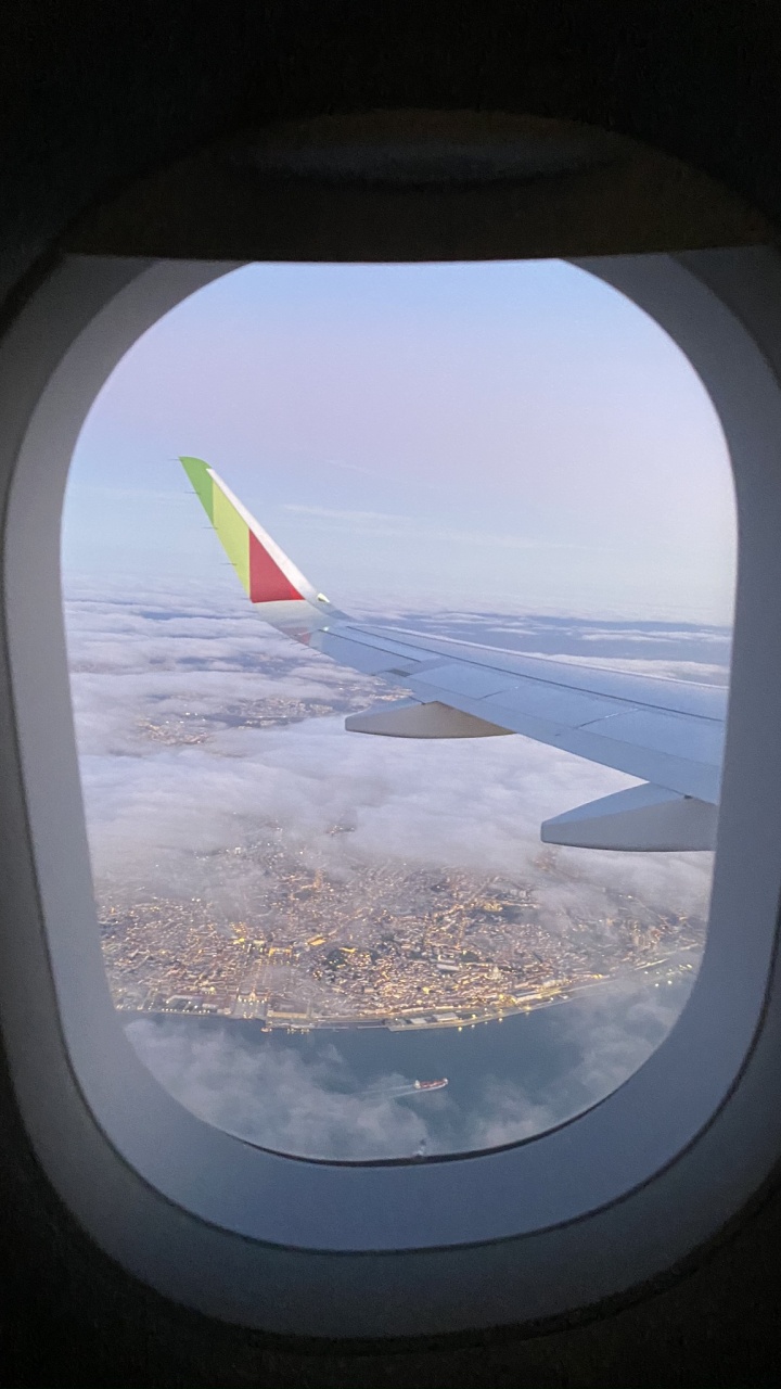 Обои атмосфера, воздушное путешествие, самолеты, авиакомпания, полет в разрешении 720x1280