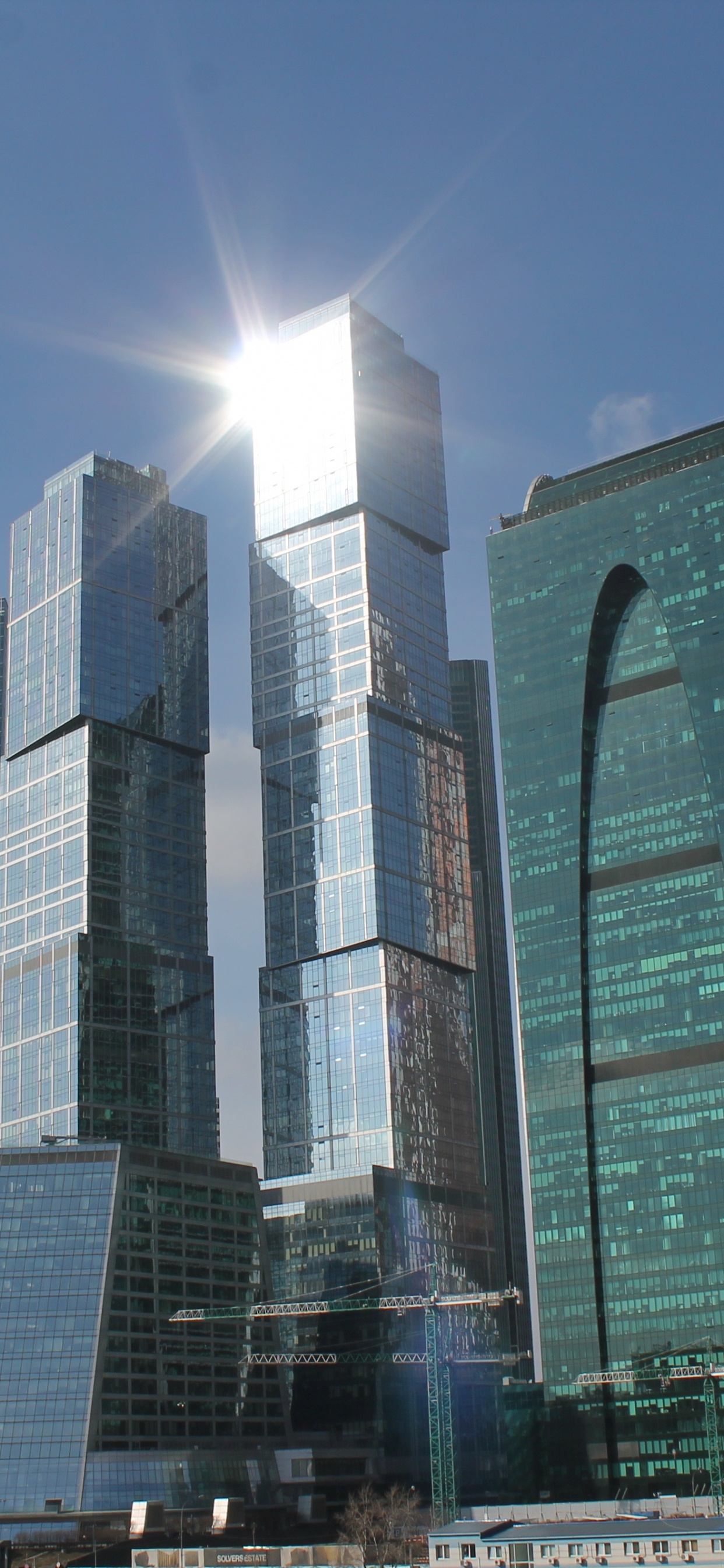 Обои небоскреб, башня, город, дневное время, здание в разрешении 1242x2688