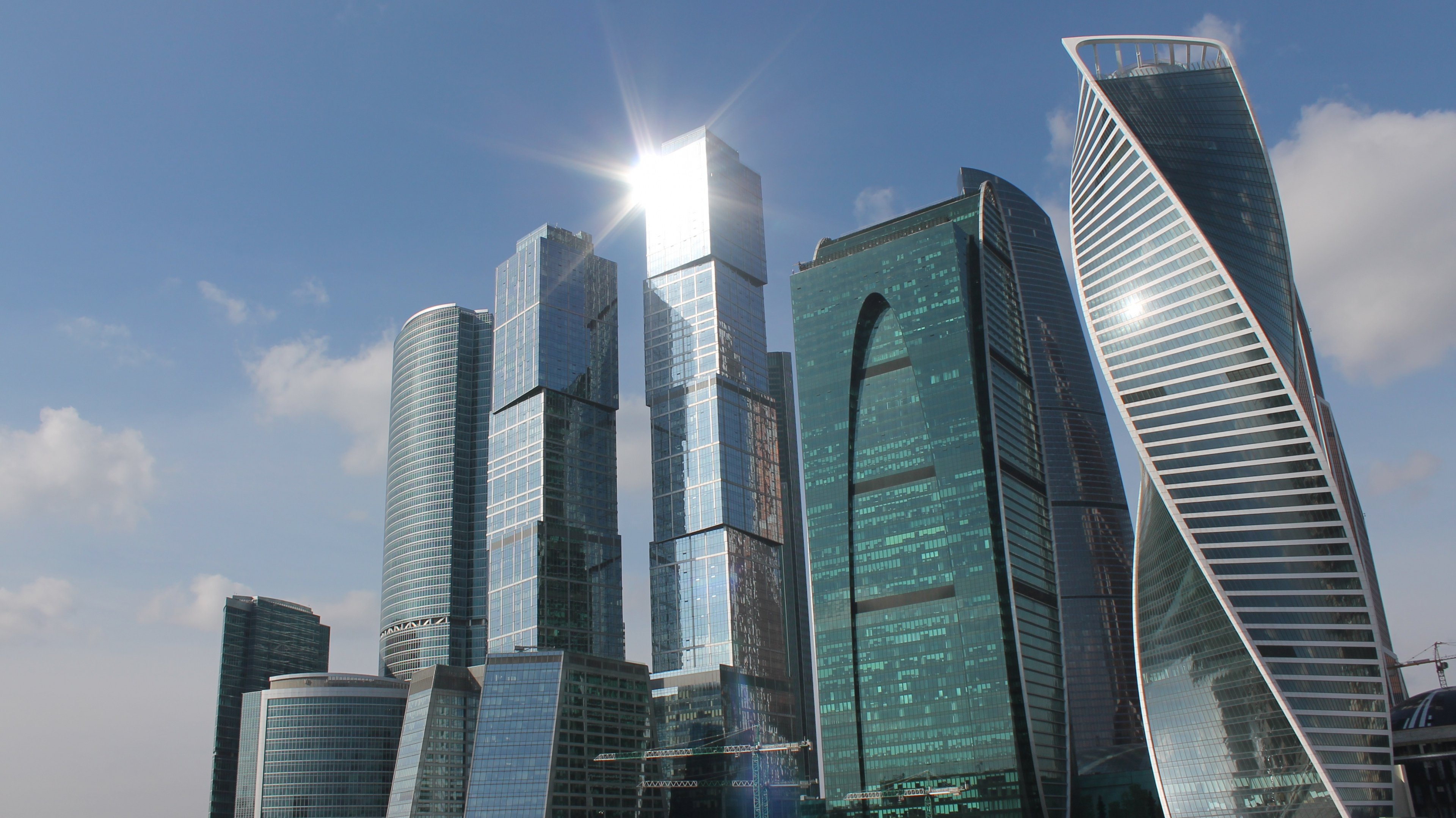 Обои небоскреб, башня, город, дневное время, здание в разрешении 3840x2160