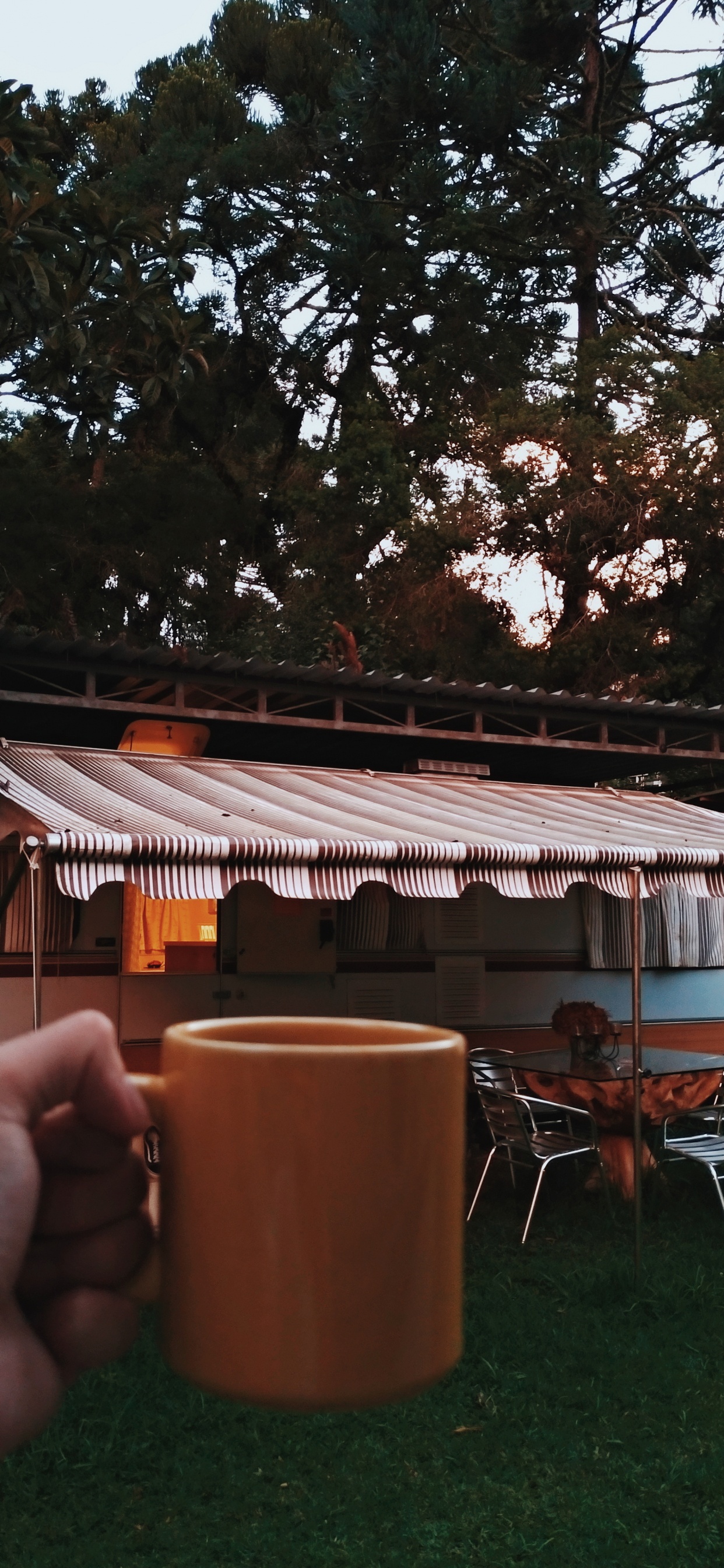 Обои караван, фургон, палатка, прицеп, тень в разрешении 1242x2688