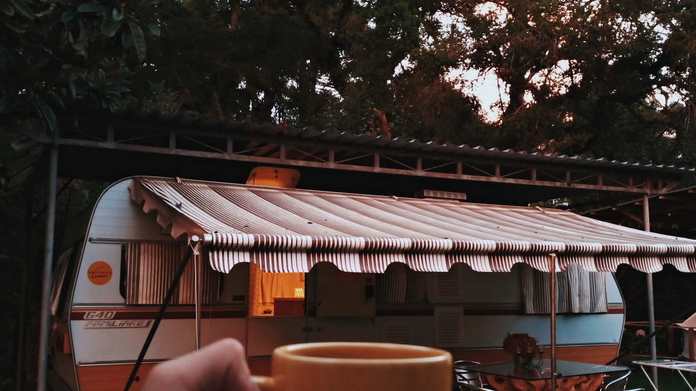 Обои караван, фургон, палатка, прицеп, тень в разрешении 1366x768