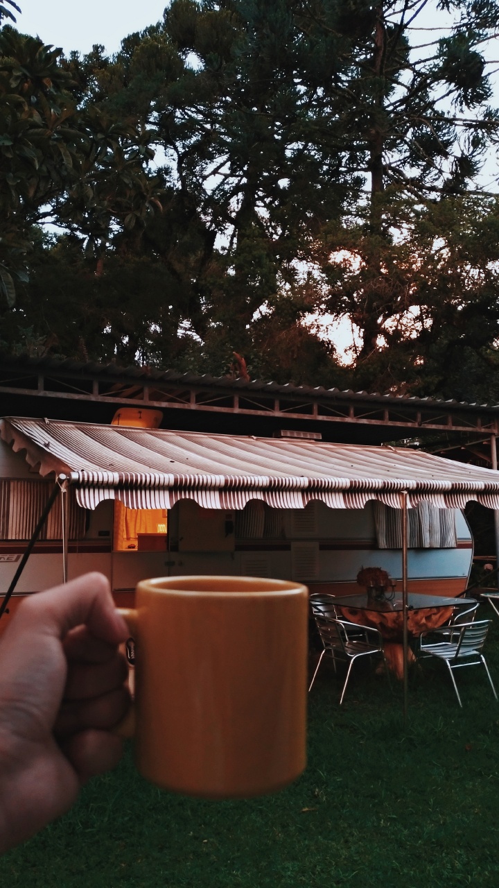 Обои караван, фургон, палатка, прицеп, тень в разрешении 720x1280