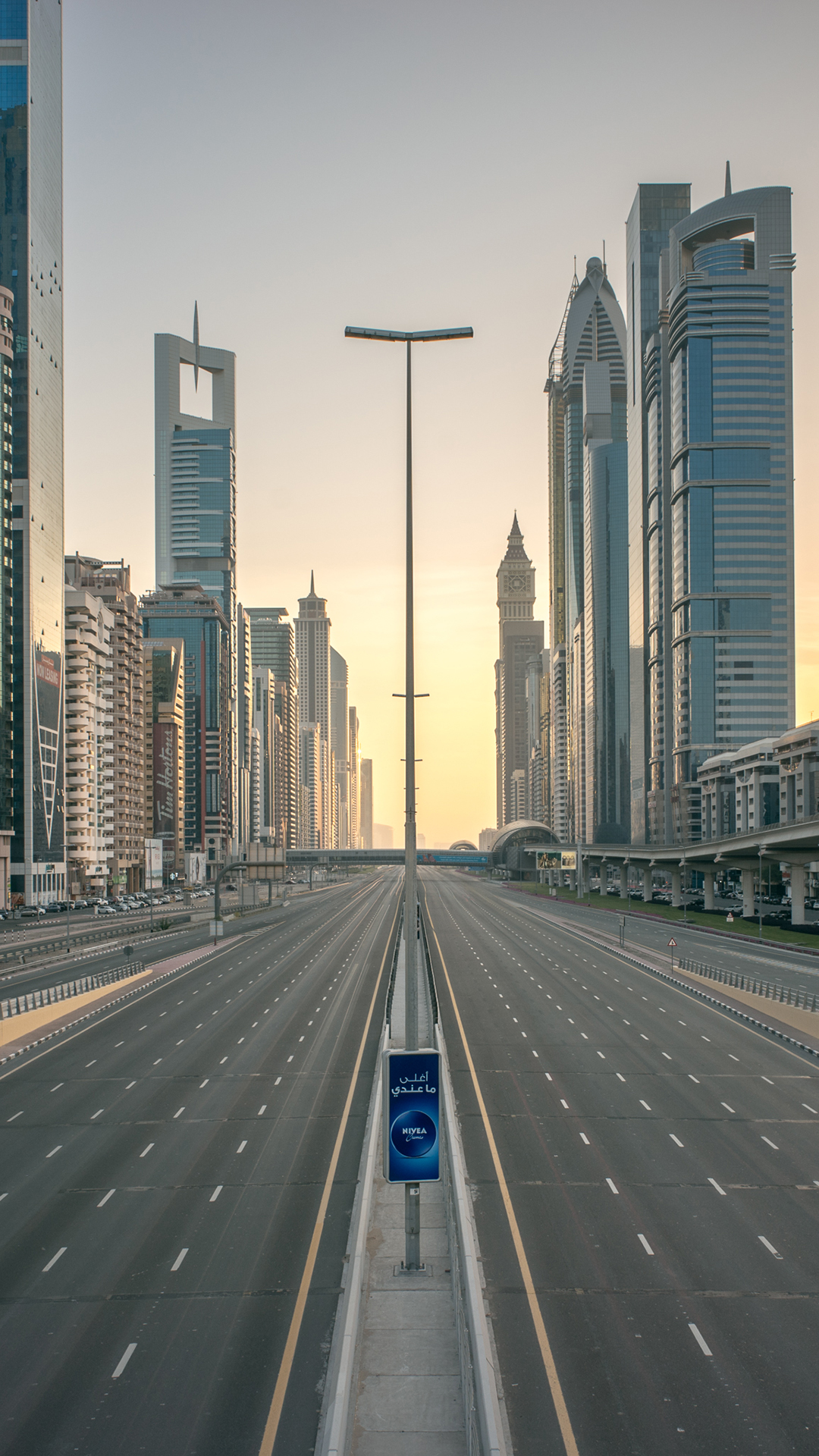 Обои небоскреб, здание, дневное время, вышка, сумрак в разрешении 1080x1920