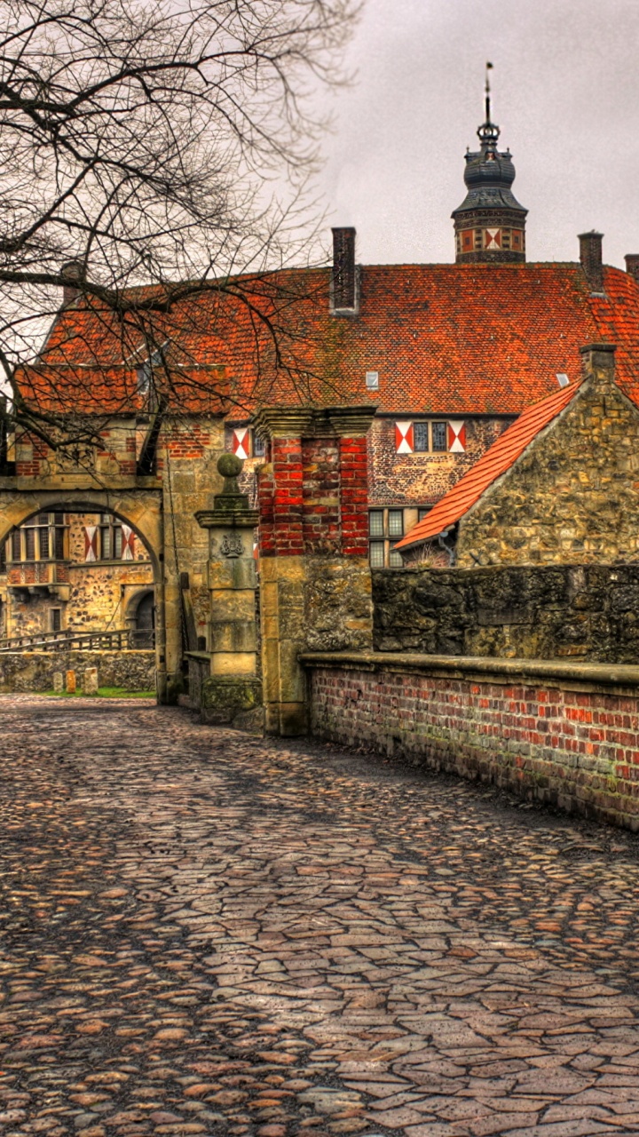 Обои замок, здание, городок, дерево, средневековая архитектура в разрешении 720x1280