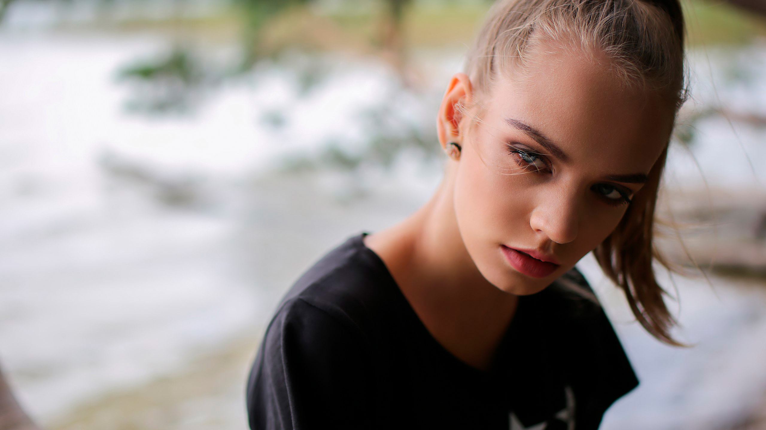 Обои блондин, лицо, волосы, красота, прическа в разрешении 2560x1440