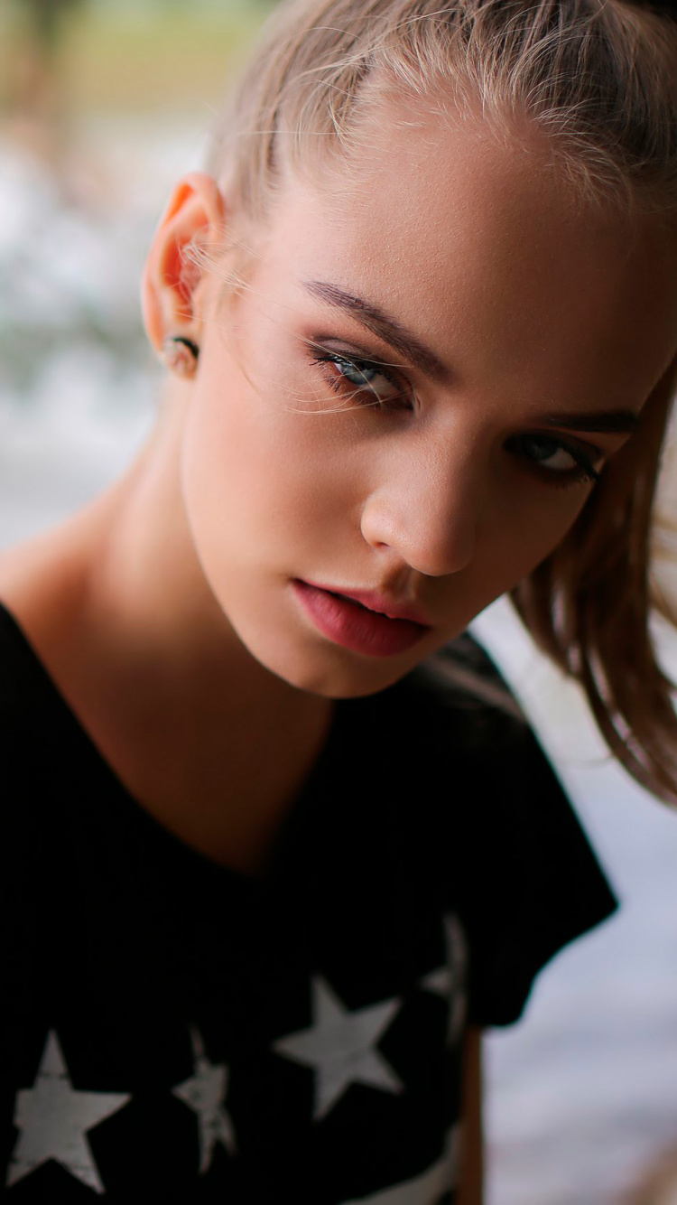 Обои блондин, лицо, волосы, красота, прическа в разрешении 750x1334