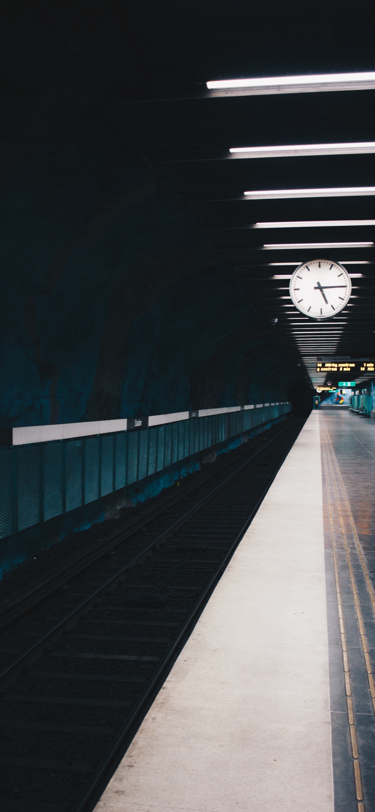 Обои поезд, железнодорожный вокзал, железнодорожный транспорт, пассажир, синий в разрешении 1242x2688