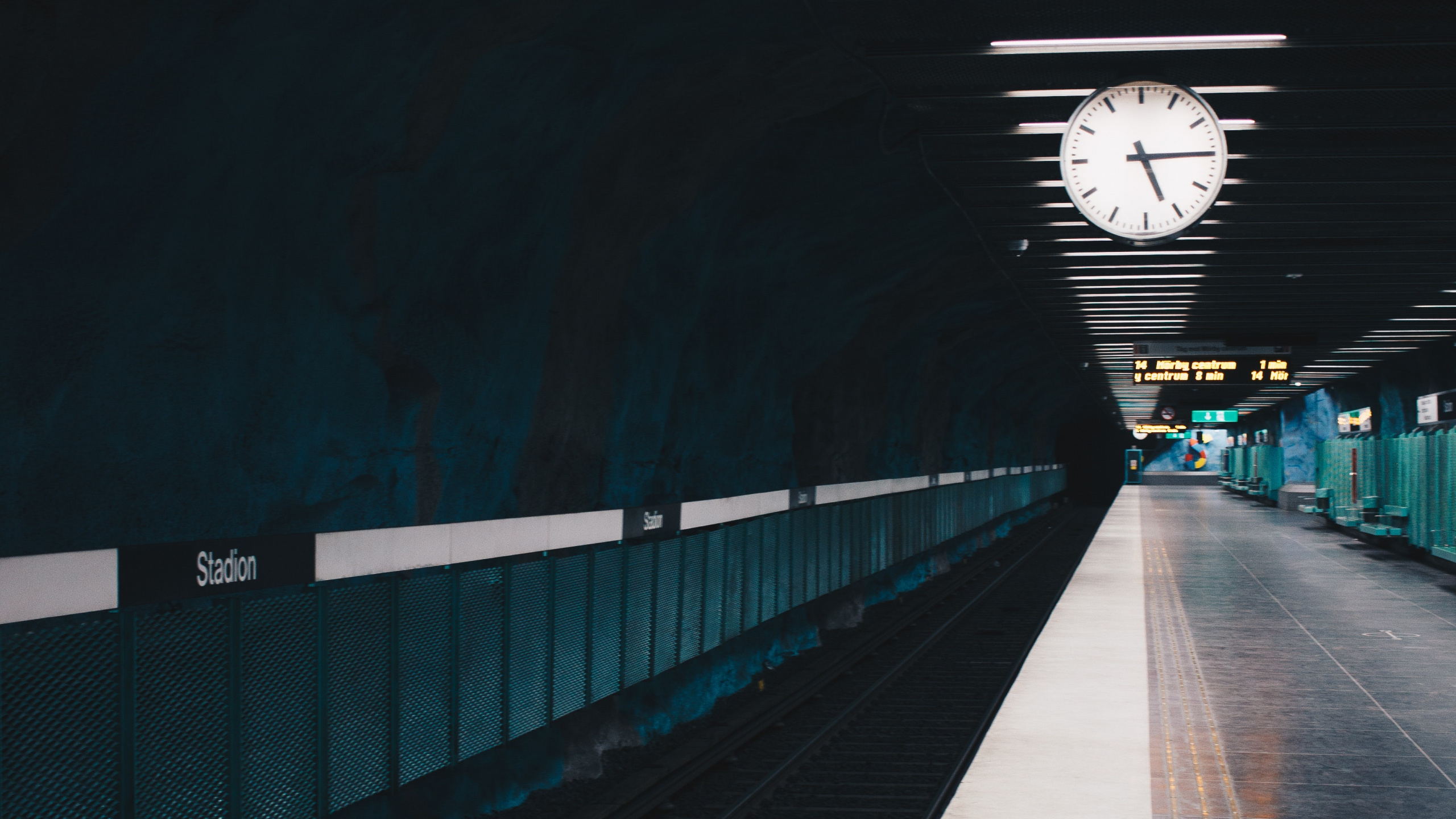 Обои поезд, железнодорожный вокзал, железнодорожный транспорт, пассажир, синий в разрешении 2560x1440