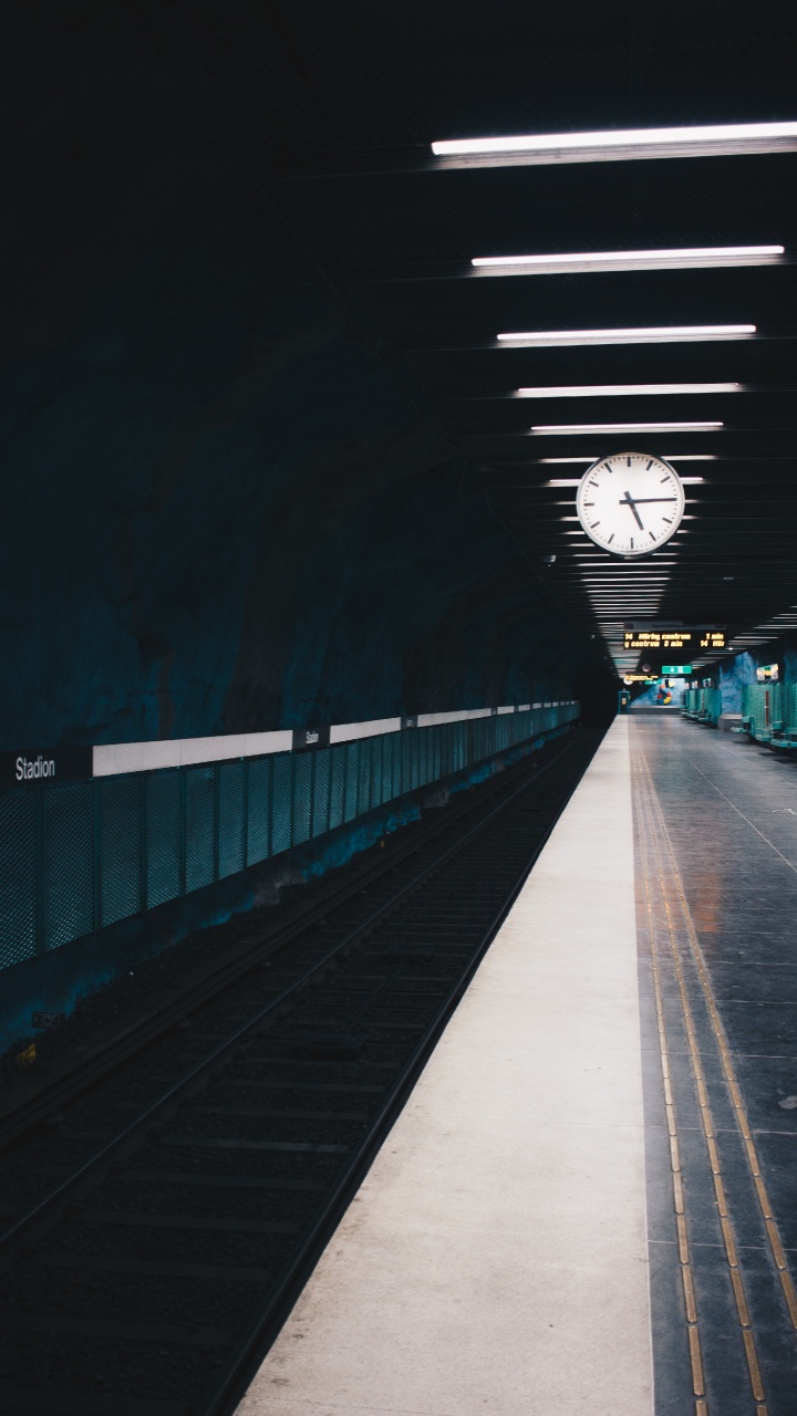 Обои поезд, железнодорожный вокзал, железнодорожный транспорт, пассажир, синий в разрешении 720x1280