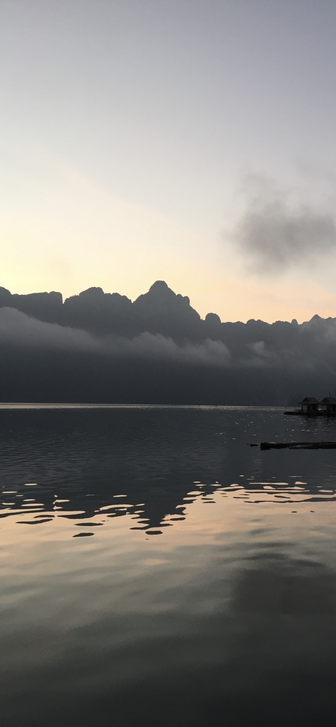 Обои отражение, водохранилище Далонгдонг, водоем, природа, жидкий в разрешении 1125x2436