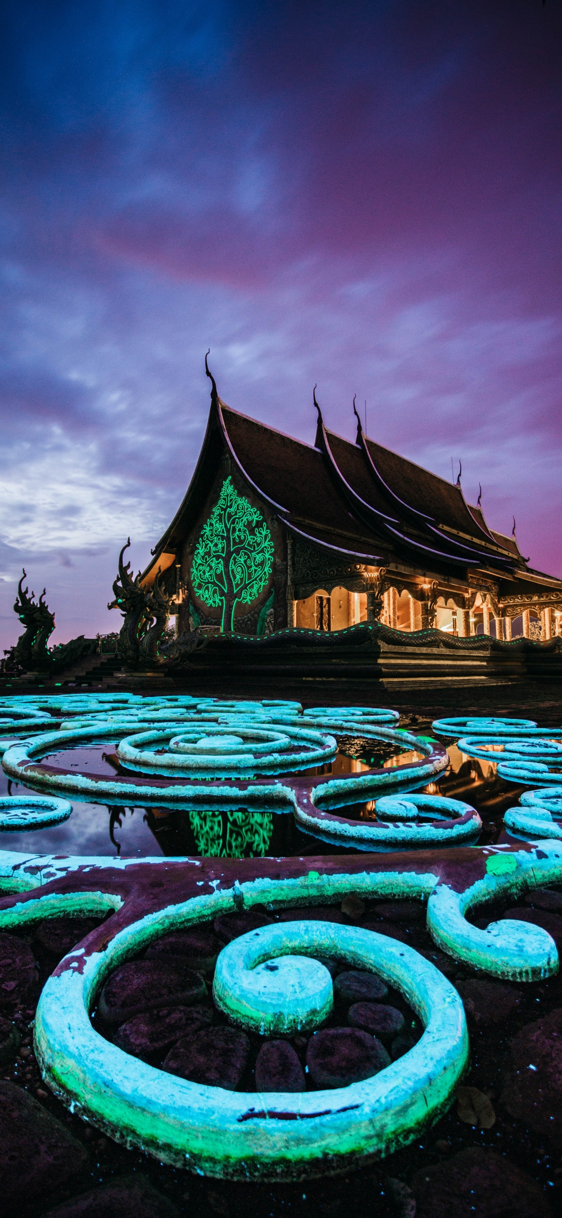 Обои ночь, иллюстрация, отражение, мир, вода в разрешении 1125x2436