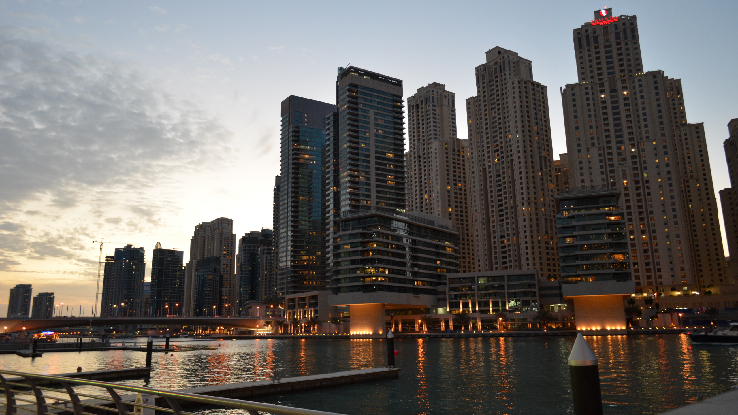 Обои Дубай, город, городской пейзаж, небоскреб, линия горизонта в разрешении 2560x1440