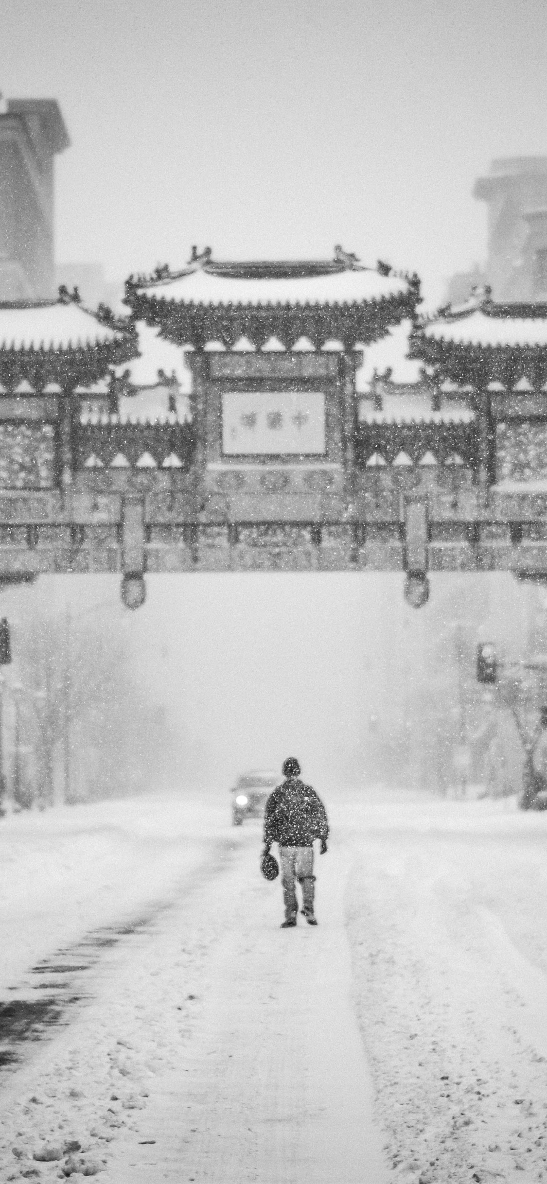 Обои город, снег, зима, улица, Джоэл Феникс в разрешении 1125x2436