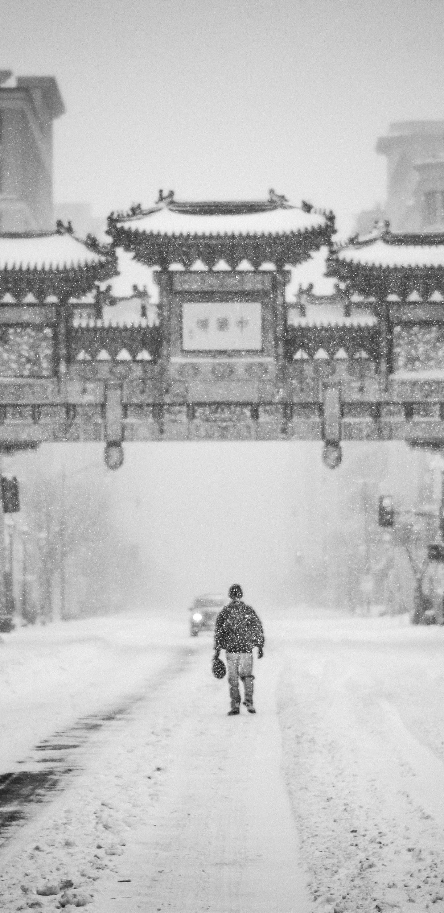 Обои город, снег, зима, улица, Джоэл Феникс в разрешении 1440x2960