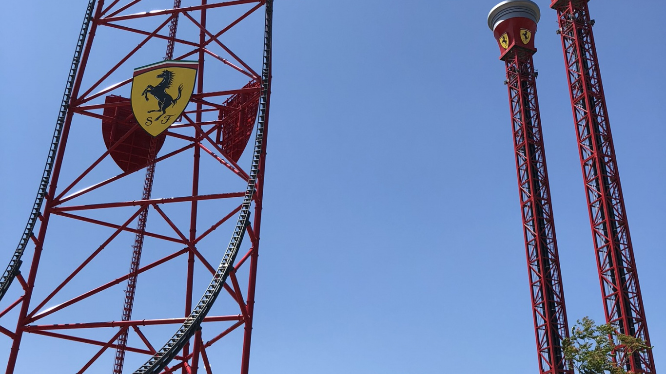 Обои горки, колесо обозрения, инфраструктура, красный цвет, линия в разрешении 1366x768