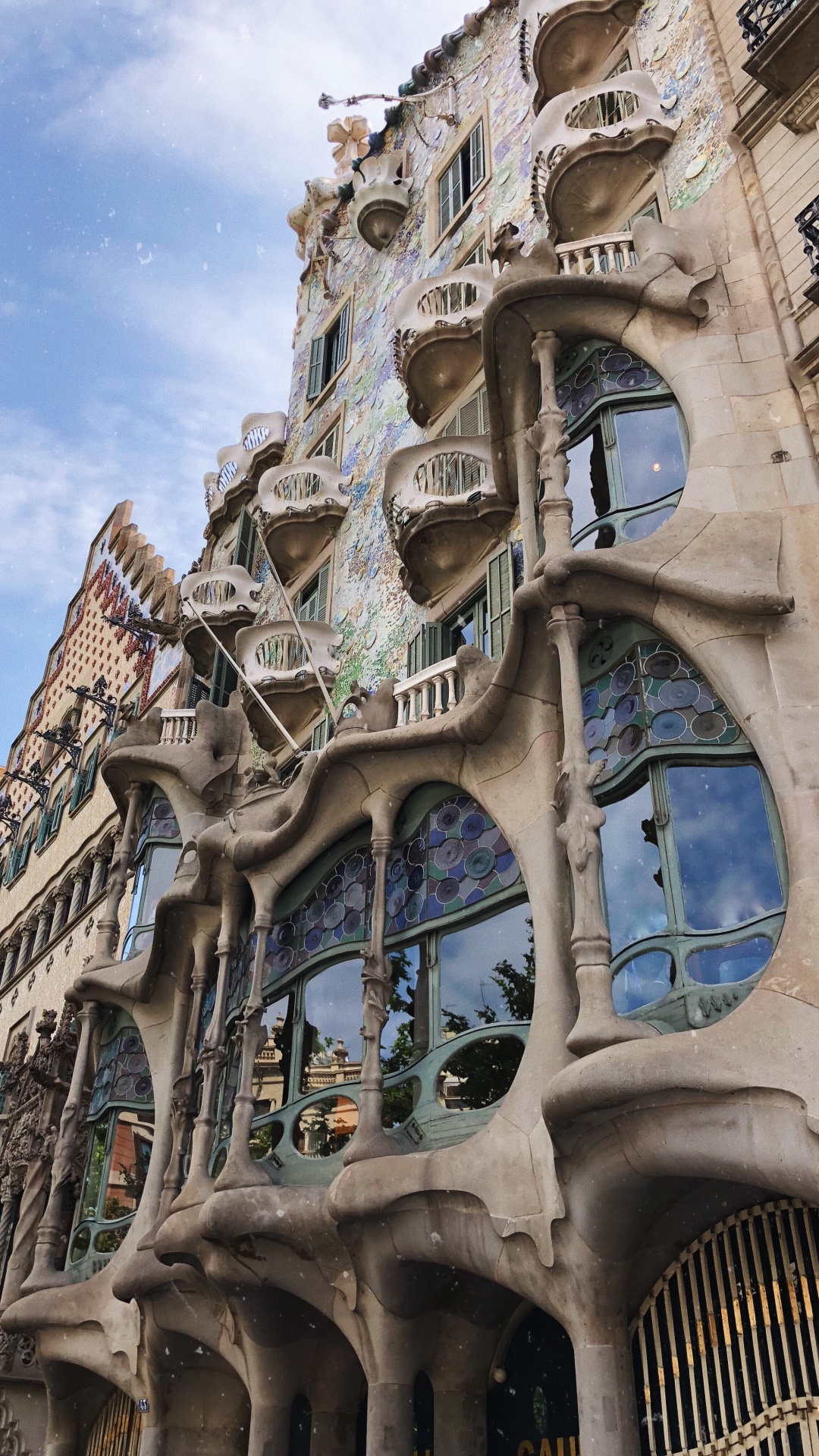 Обои Барселона, Отель Casa Batll, средневековая архитектура, архитектура, фасад в разрешении 1080x1920