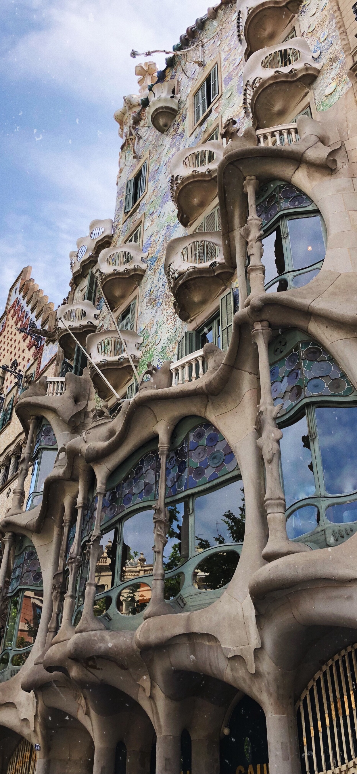 Обои Барселона, Отель Casa Batll, средневековая архитектура, архитектура, фасад в разрешении 1242x2688