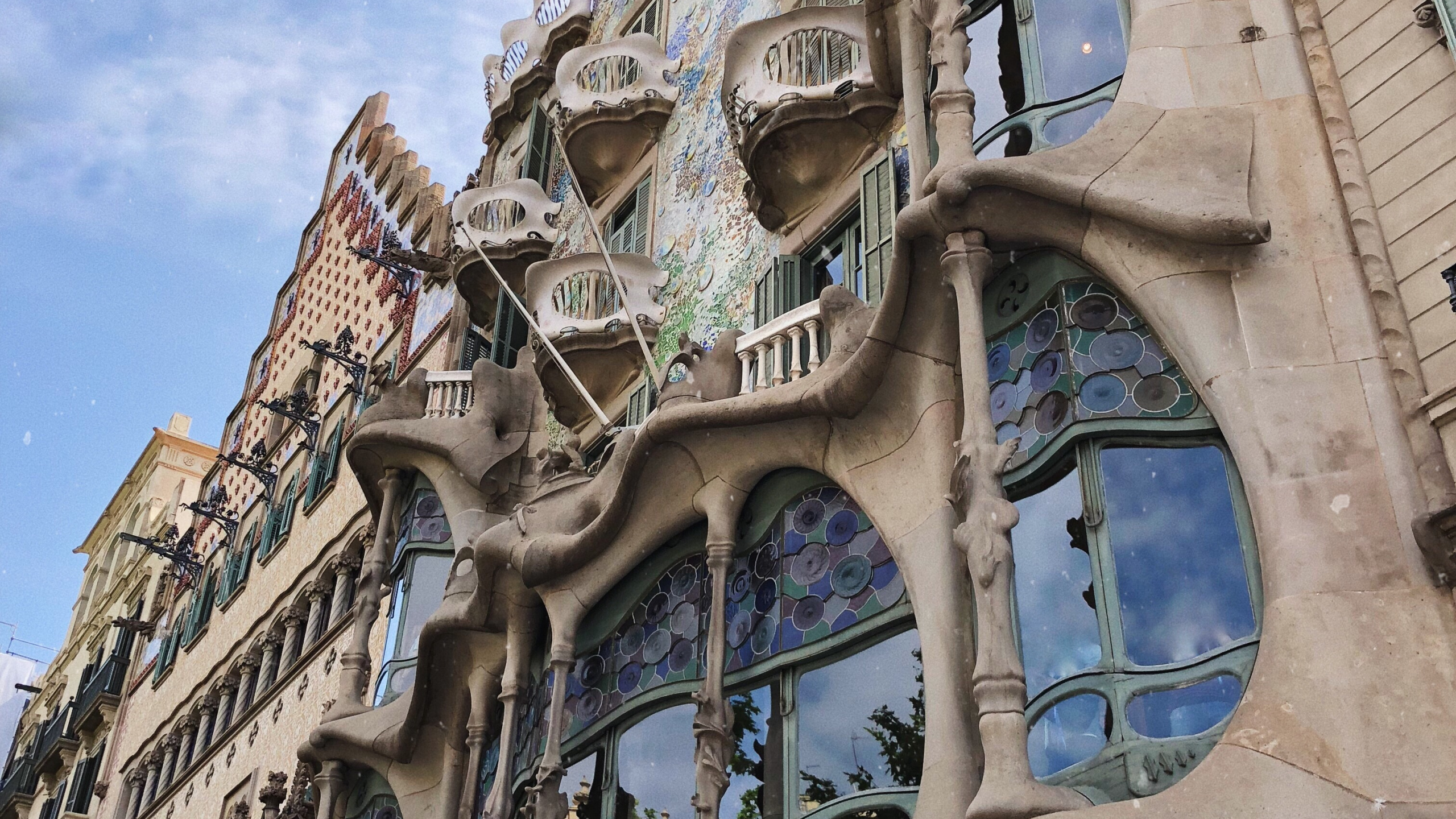 Обои Барселона, Отель Casa Batll, средневековая архитектура, архитектура, фасад в разрешении 2560x1440