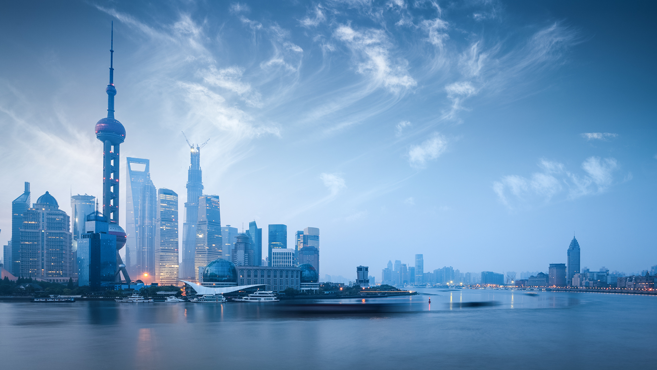 Обои город, городской пейзаж, линия горизонта, дневное время, небоскреб в разрешении 2560x1440