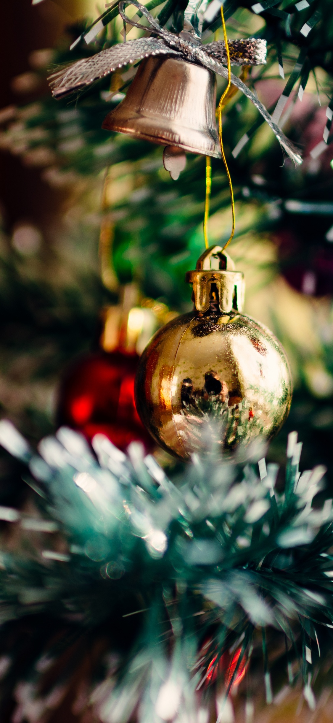 Обои Рождество и курортный сезон, Рождественский день, праздник, елка, рождественский орнамент в разрешении 1125x2436