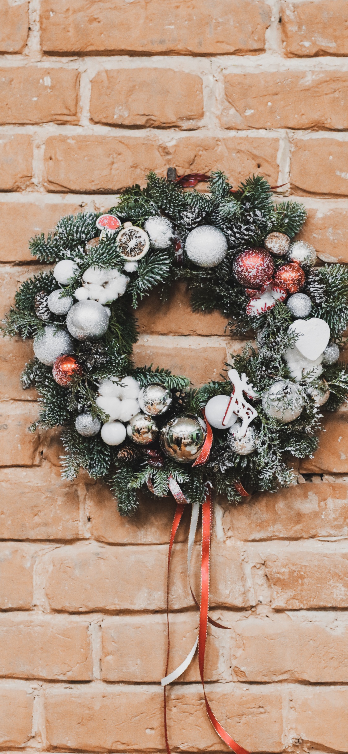 Обои Рождественские украшения, дерево, цветочный дизайн, кирпич, растение в разрешении 1125x2436