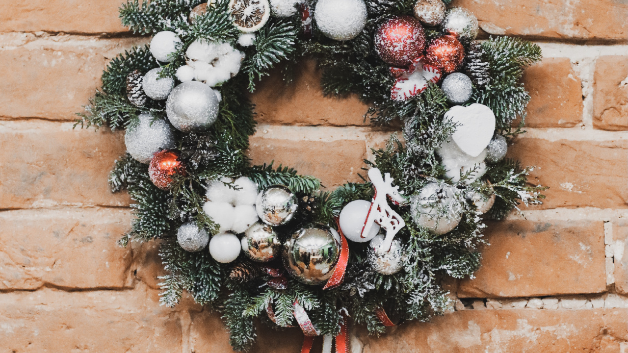 Обои Рождественские украшения, дерево, цветочный дизайн, кирпич, растение в разрешении 1280x720