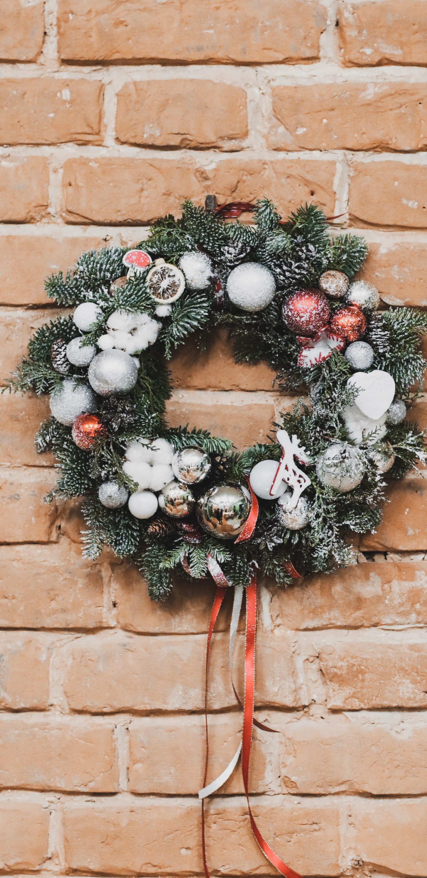 Обои Рождественские украшения, дерево, цветочный дизайн, кирпич, растение в разрешении 1440x2960