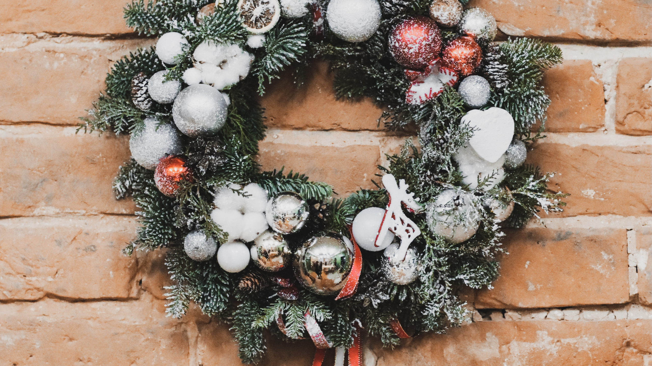Обои Рождественские украшения, дерево, цветочный дизайн, кирпич, растение в разрешении 2560x1440