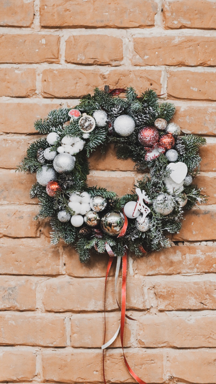 Обои Рождественские украшения, дерево, цветочный дизайн, кирпич, растение в разрешении 720x1280