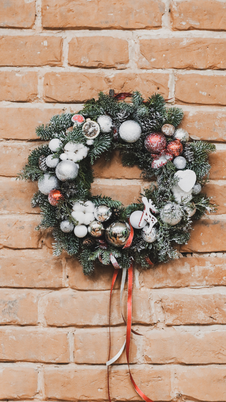 Обои Рождественские украшения, дерево, цветочный дизайн, кирпич, растение в разрешении 750x1334