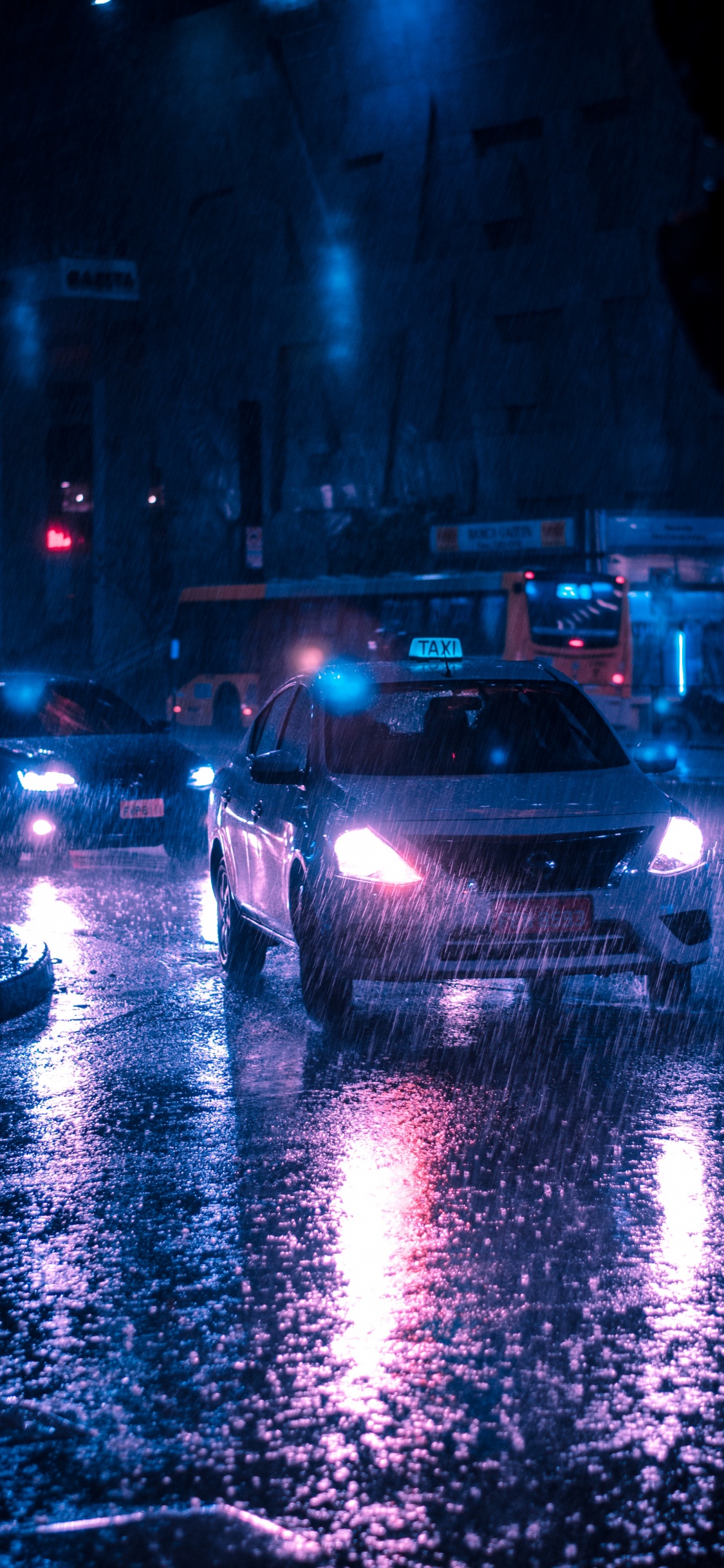 Обои авто, дождь, ночь, свет, автомобиль среднего размера в разрешении 1125x2436