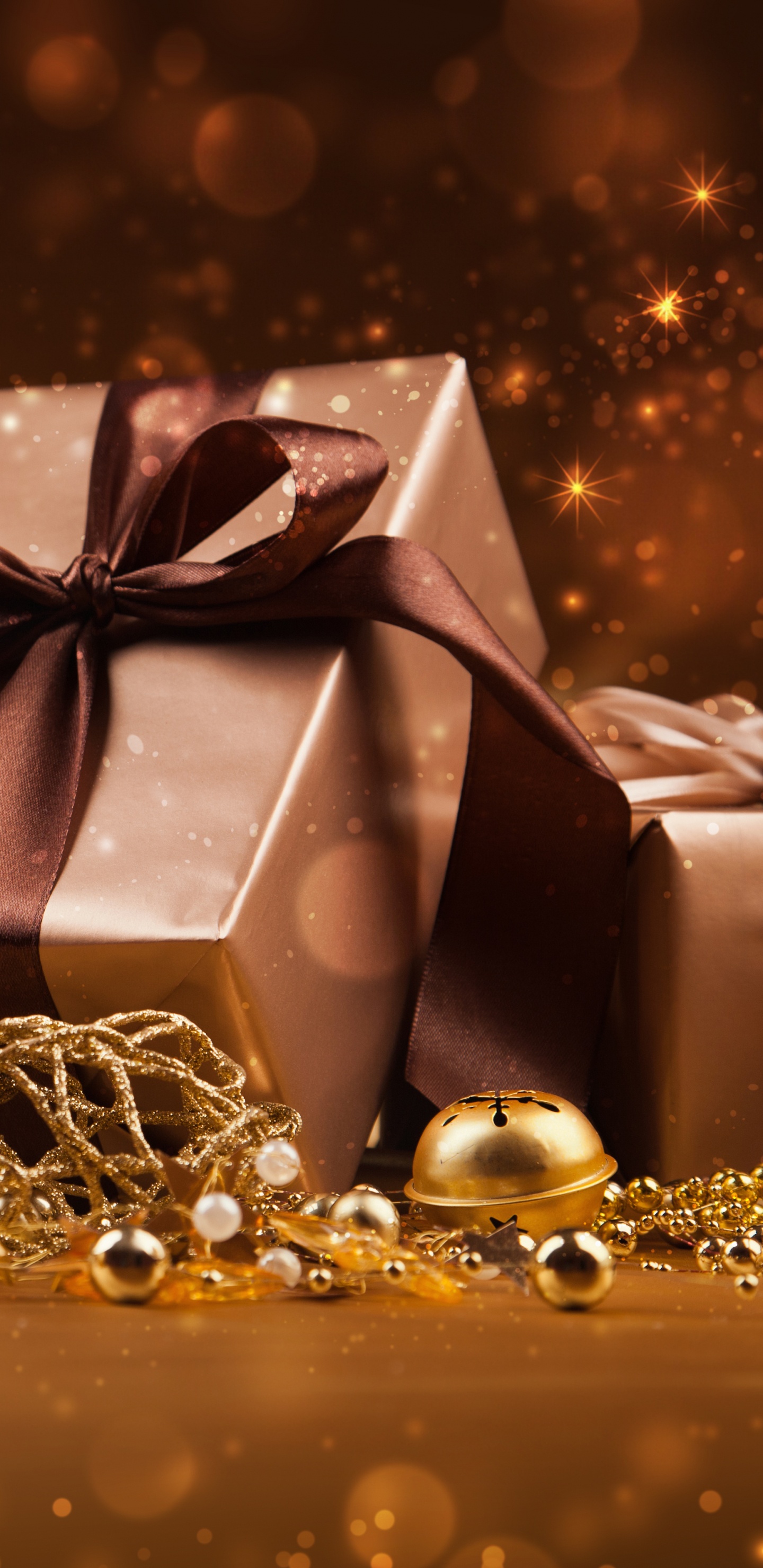 Обои подарок, Рождественский подарок, подарочная упаковка, рождественский орнамент, натюрморт в разрешении 1440x2960