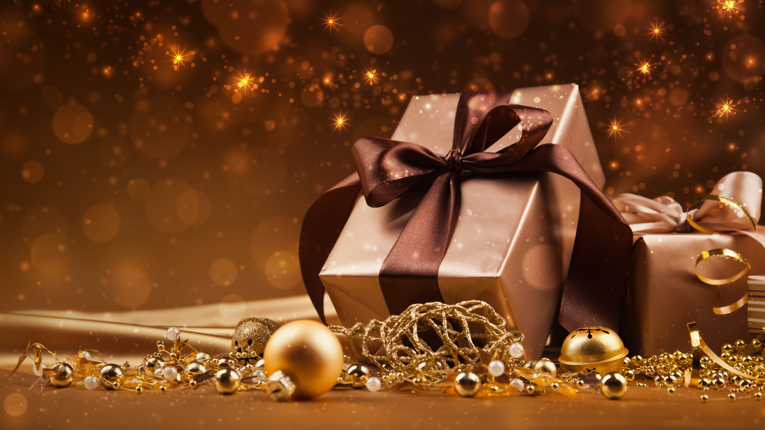 Обои подарок, Рождественский подарок, подарочная упаковка, рождественский орнамент, натюрморт в разрешении 2560x1440